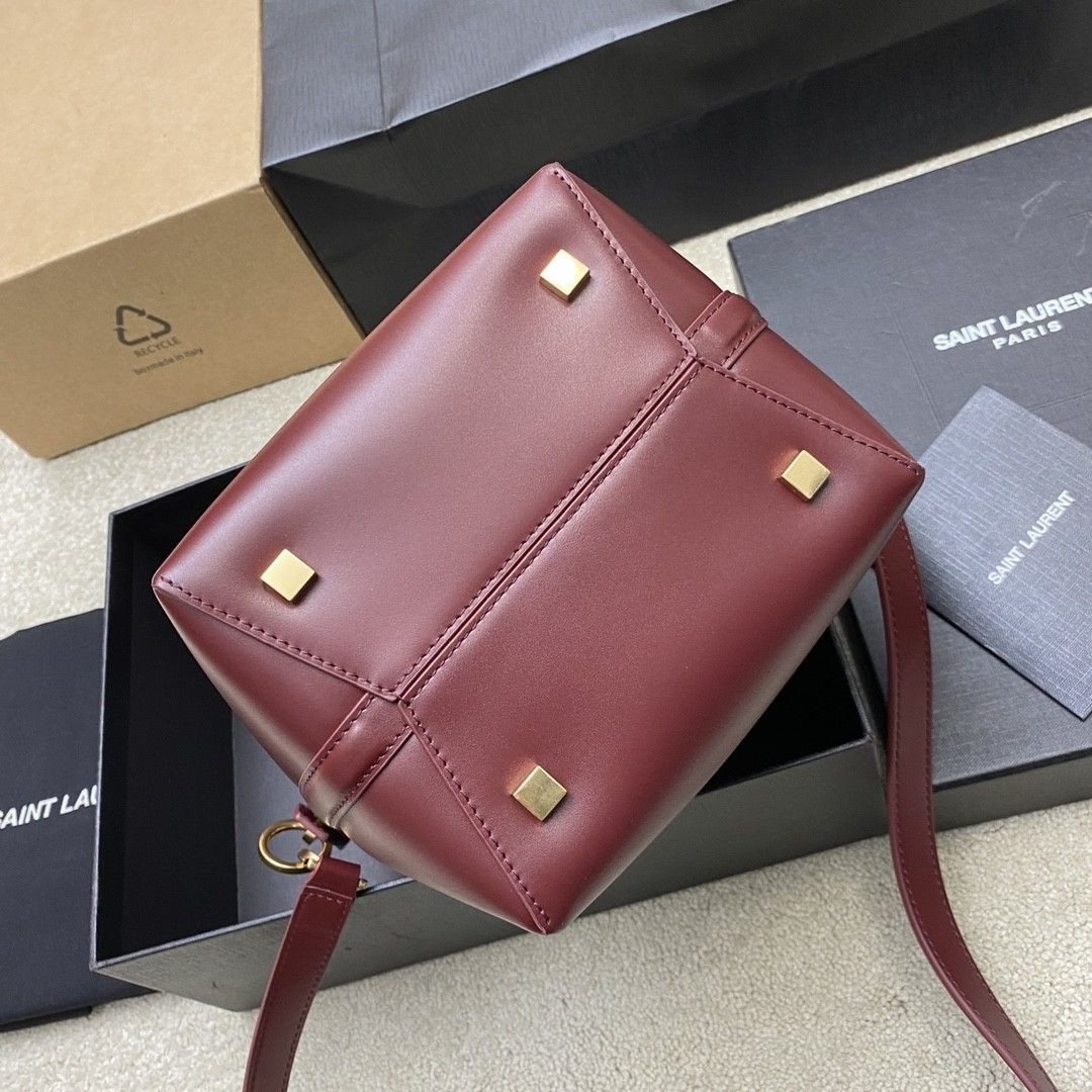 Y*L le 37 in shiny leather 17x20x13cm