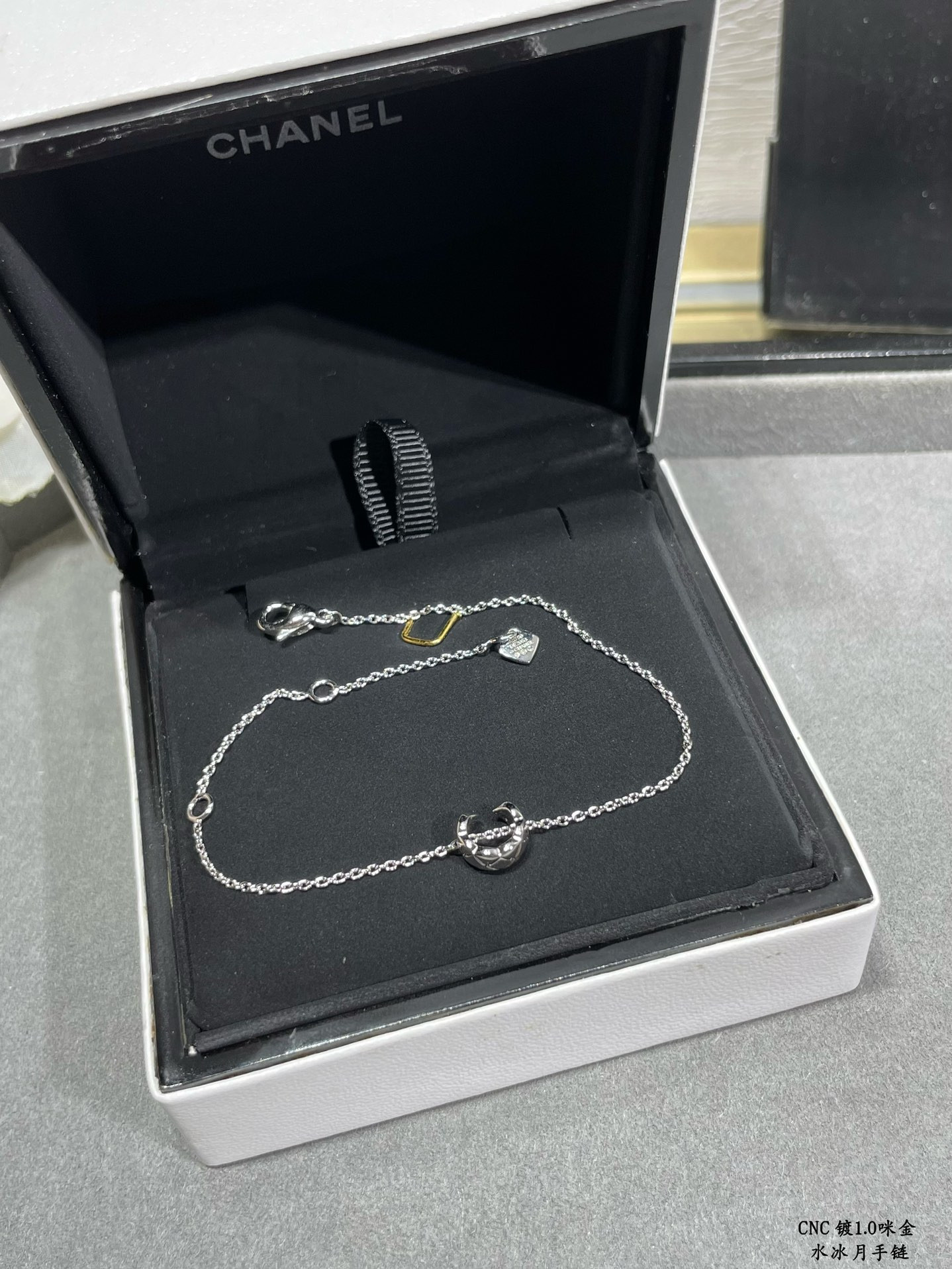 ch*el carved Di*m*nd pattern sailor moon bracelet