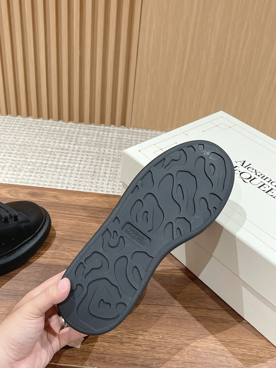 ua ale*d*r M*Q*en oversized