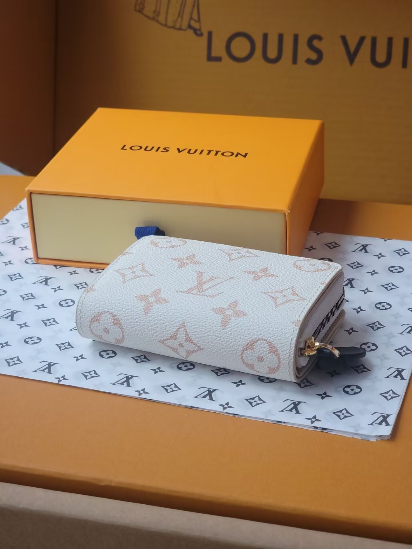 LV Cléa Wallet M22399 8.5x3.5x11cm