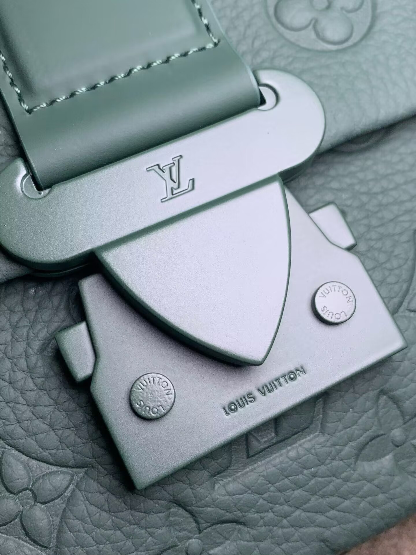 LV M24439 S-Cape Messenger