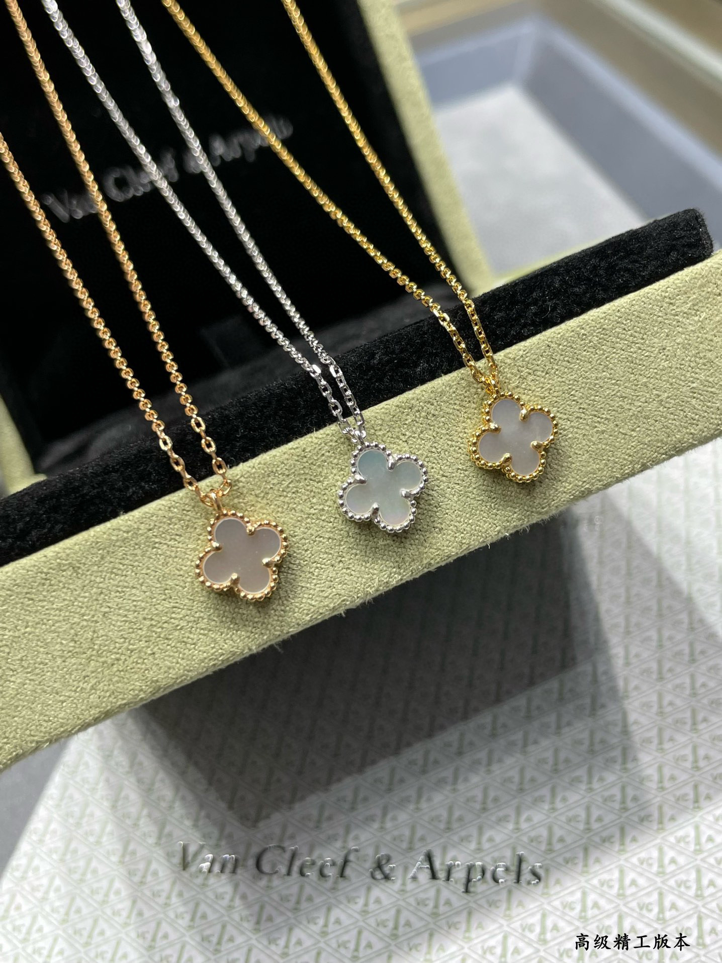 V*N CL*F & arpels mini necklace diameter approx 1.0cm,chain length approx 40+5cm