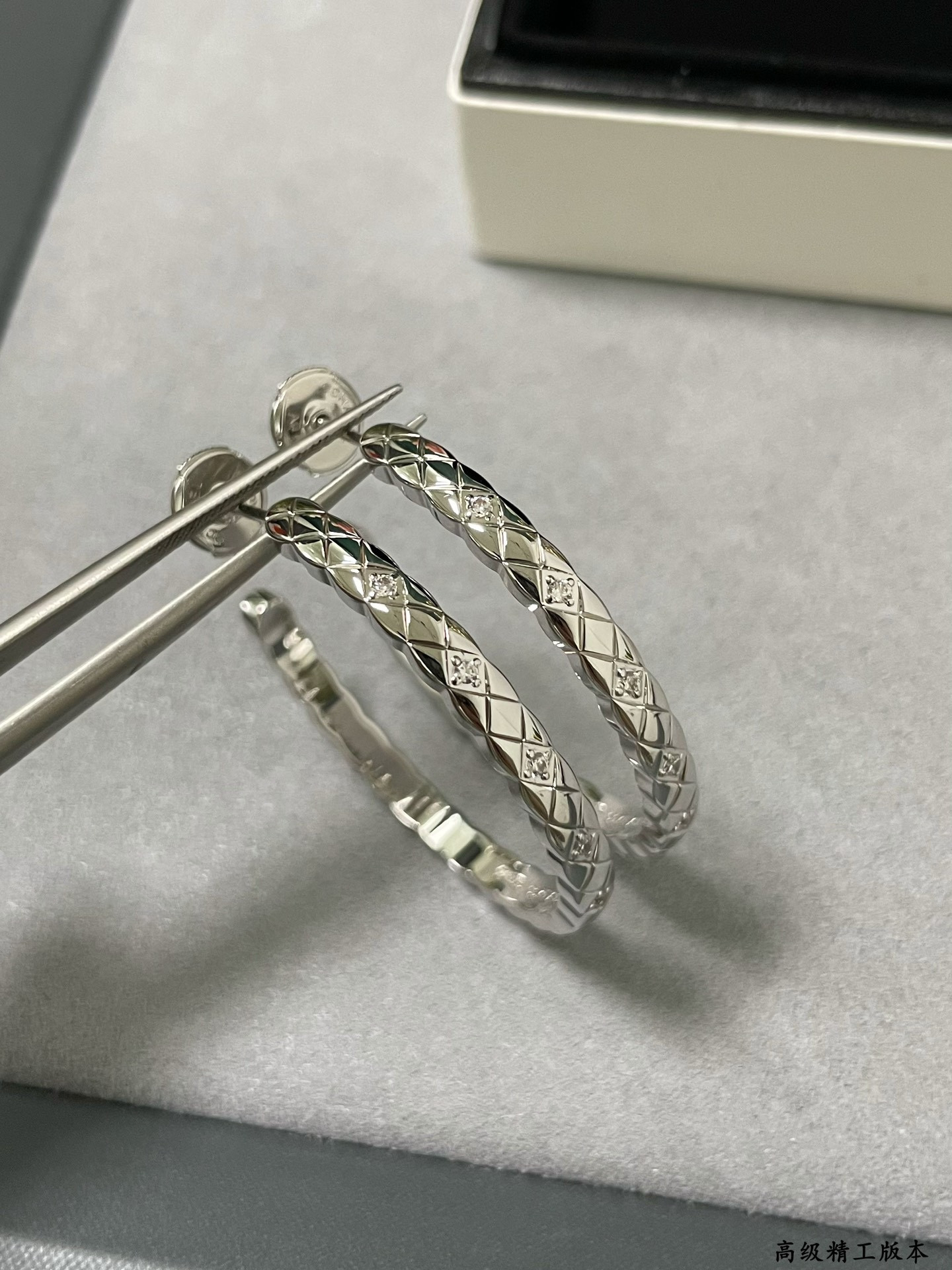 ch*el large Di*m*nd-shaped Di*m*nd drill earrings