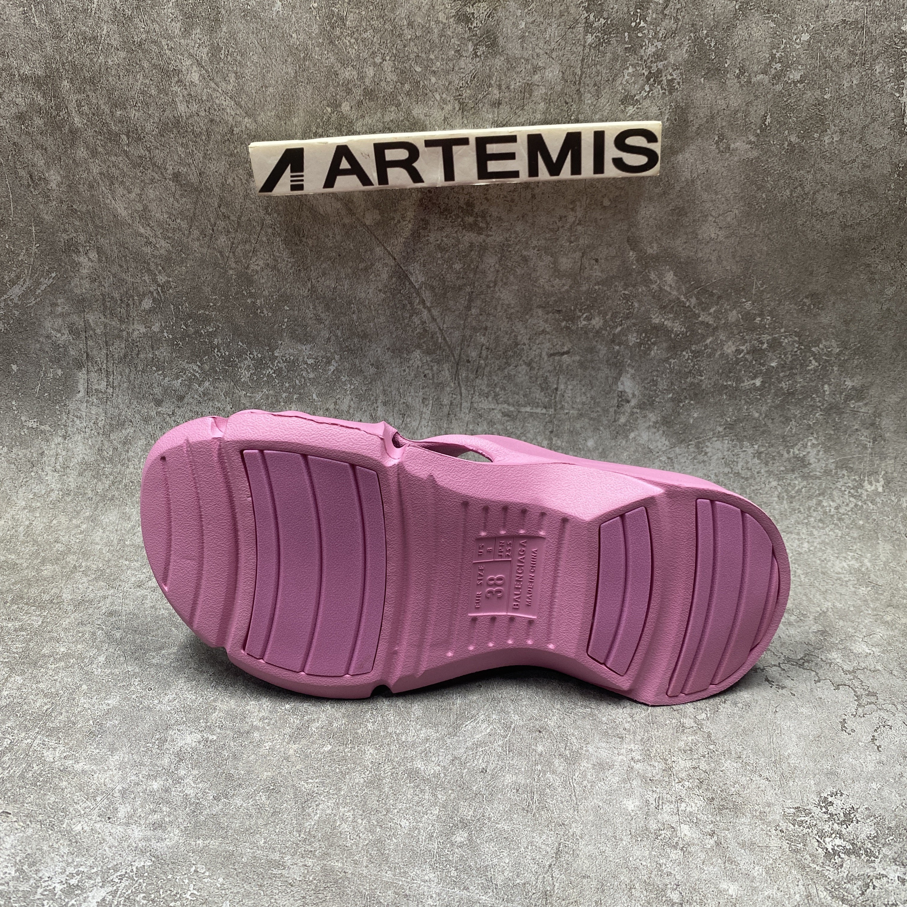 Balenciga Mold Slides Pink (run one size bigger)