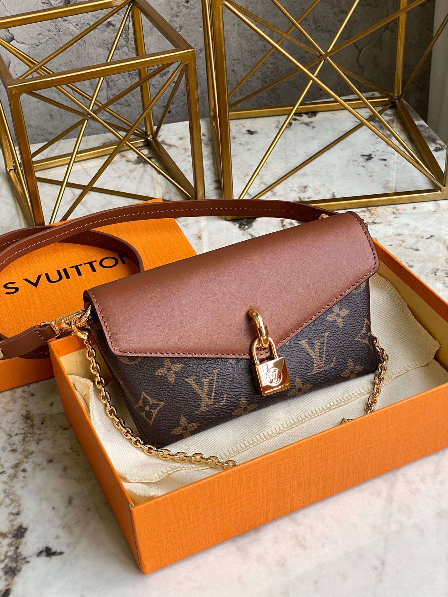 LV PADLOCK ON STRAP M80763