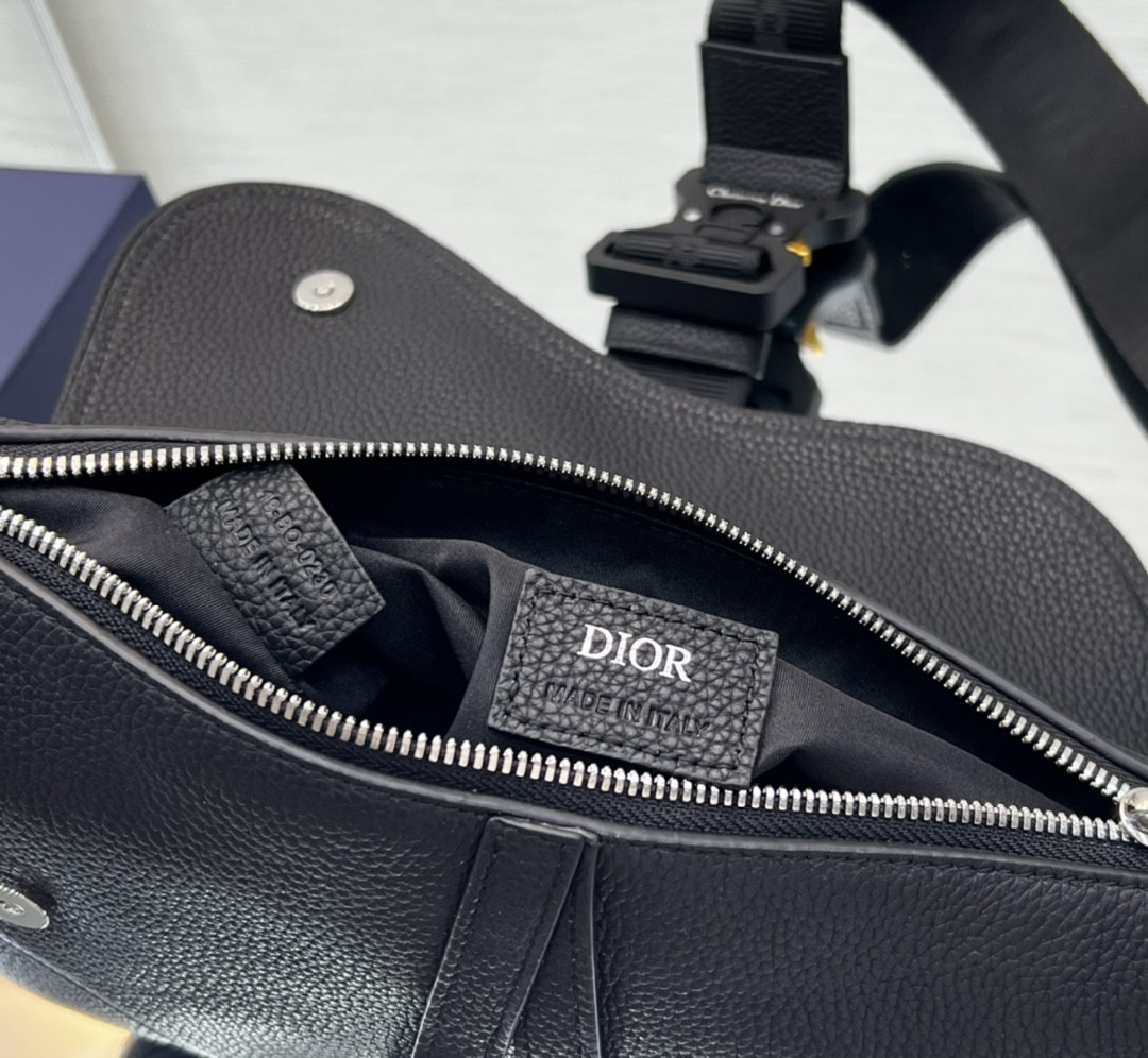D*or saddle bag black grained calfskin 26 x 19 x 4.5 cm