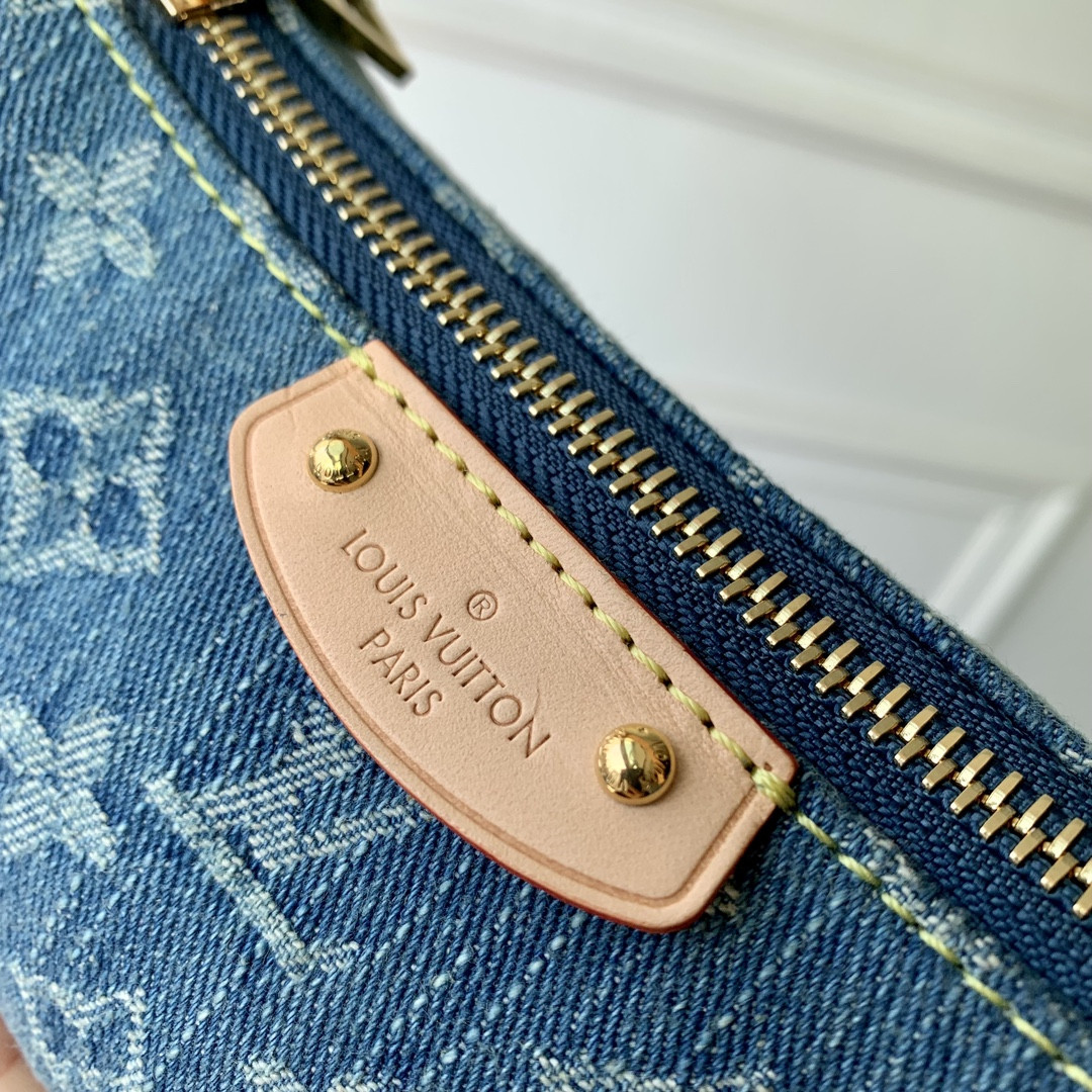 l0*is V*t0n m82949 hills pochette 7.3 x 4.3 x 2.6 inches