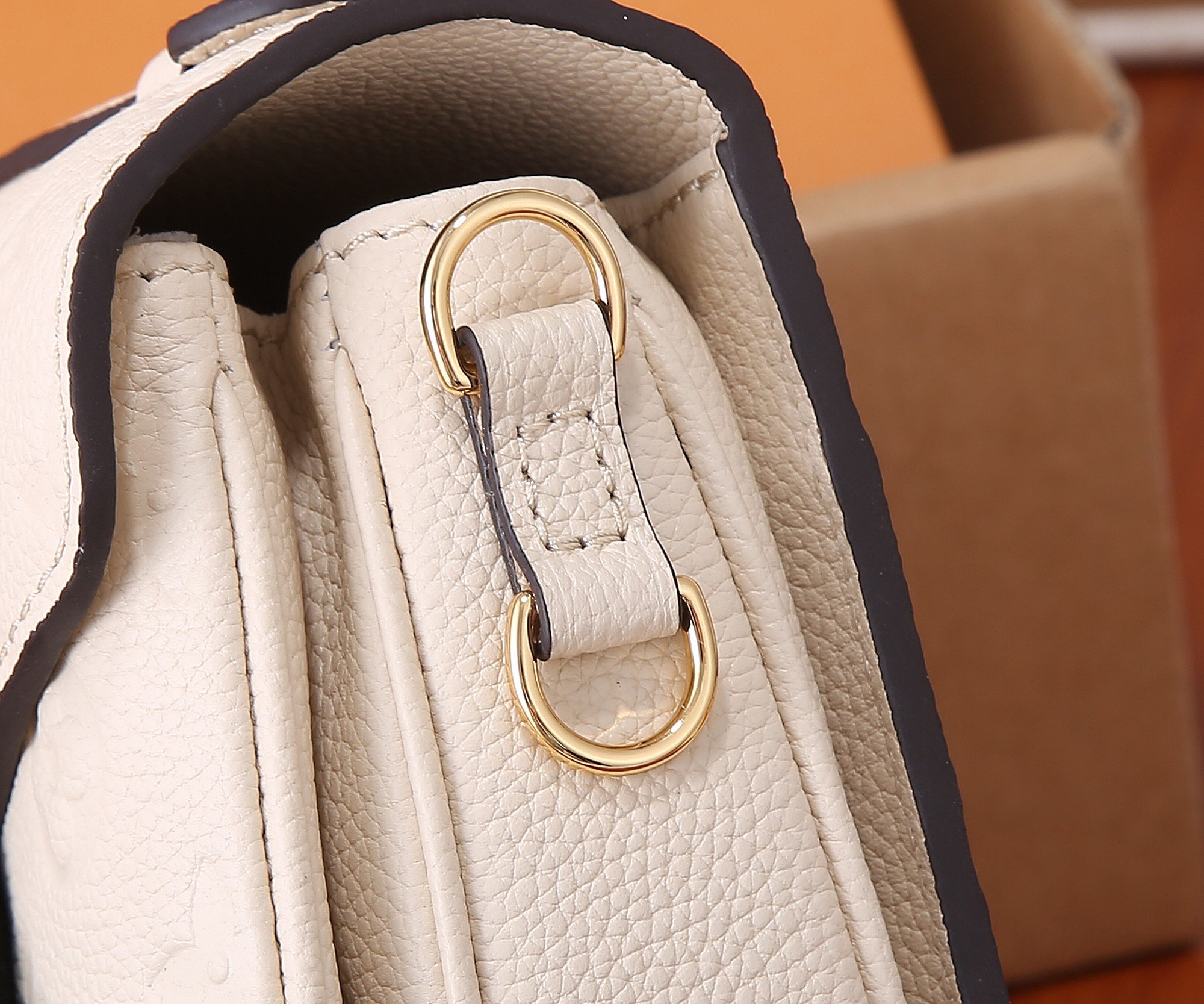 LV Pochette Métis East West M22942 21.5 x 13.5 x 6 cm