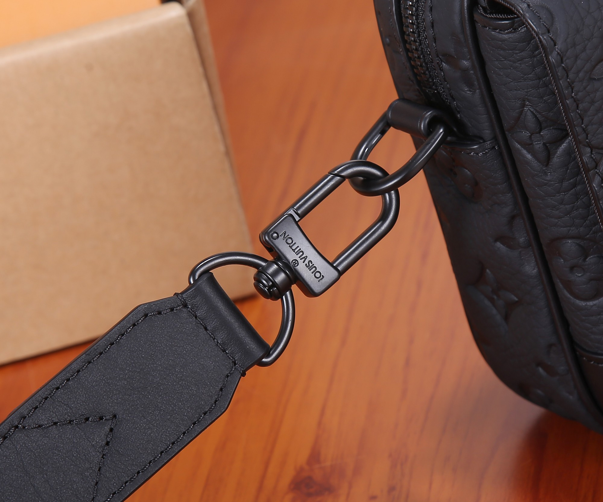 LV M23742 Steamer Messenger 24 x 17 x 5 CM