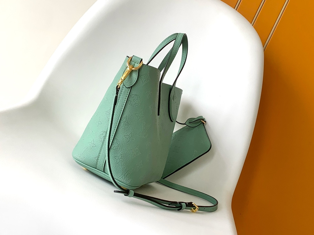 LV  Blossom M24930 20.0 x 20.0 x 12.5 CM