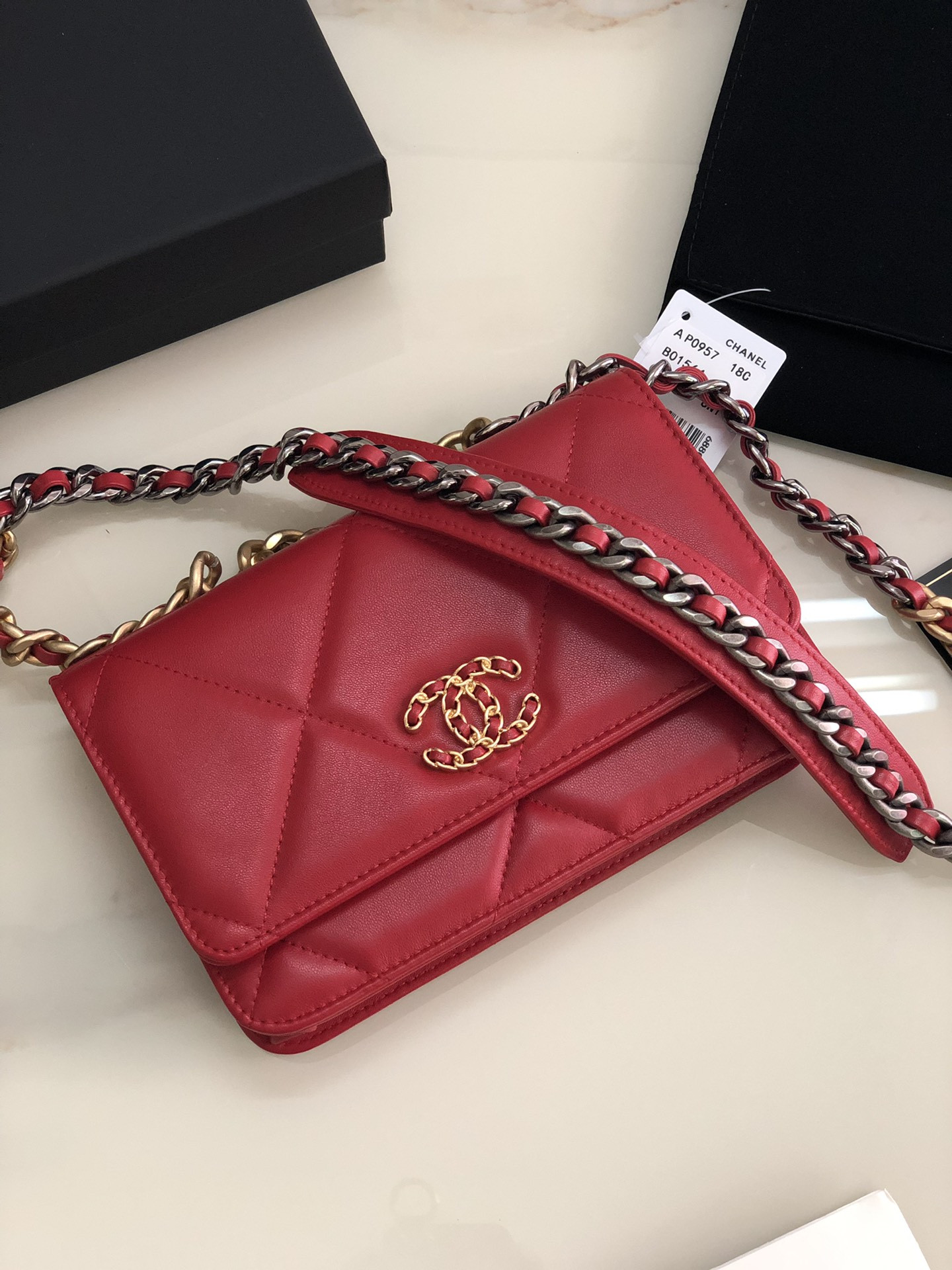 Ch*el classic wallet on chain red 4.8 × 7.5 × 1.4 in