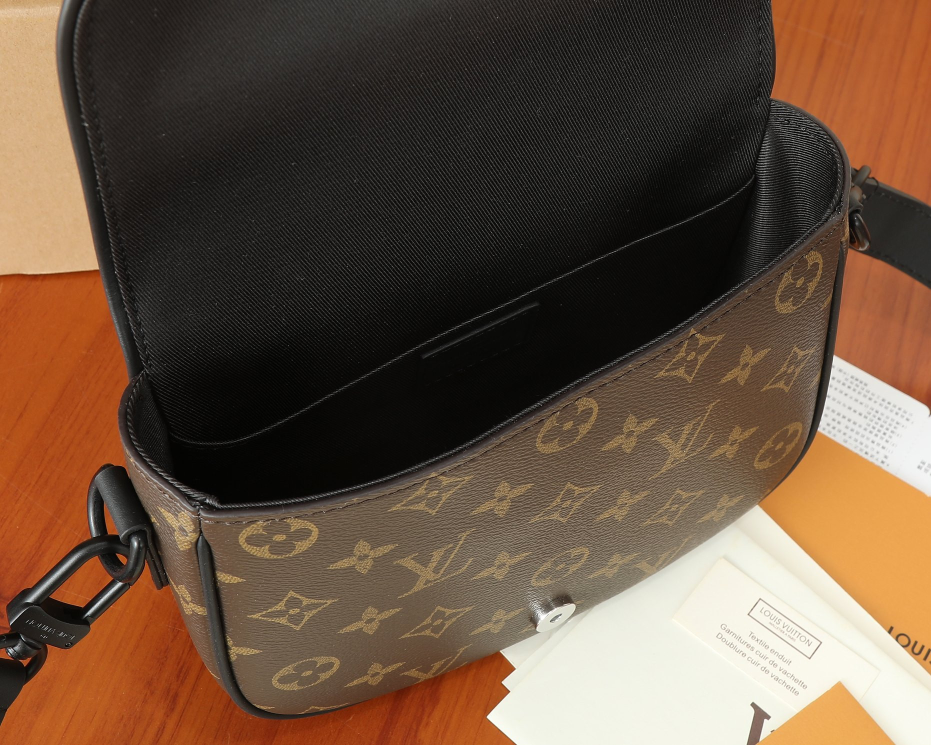 LV Montsouris Messenger PM M47060 7.9 x 6.7 x 2.8 inches