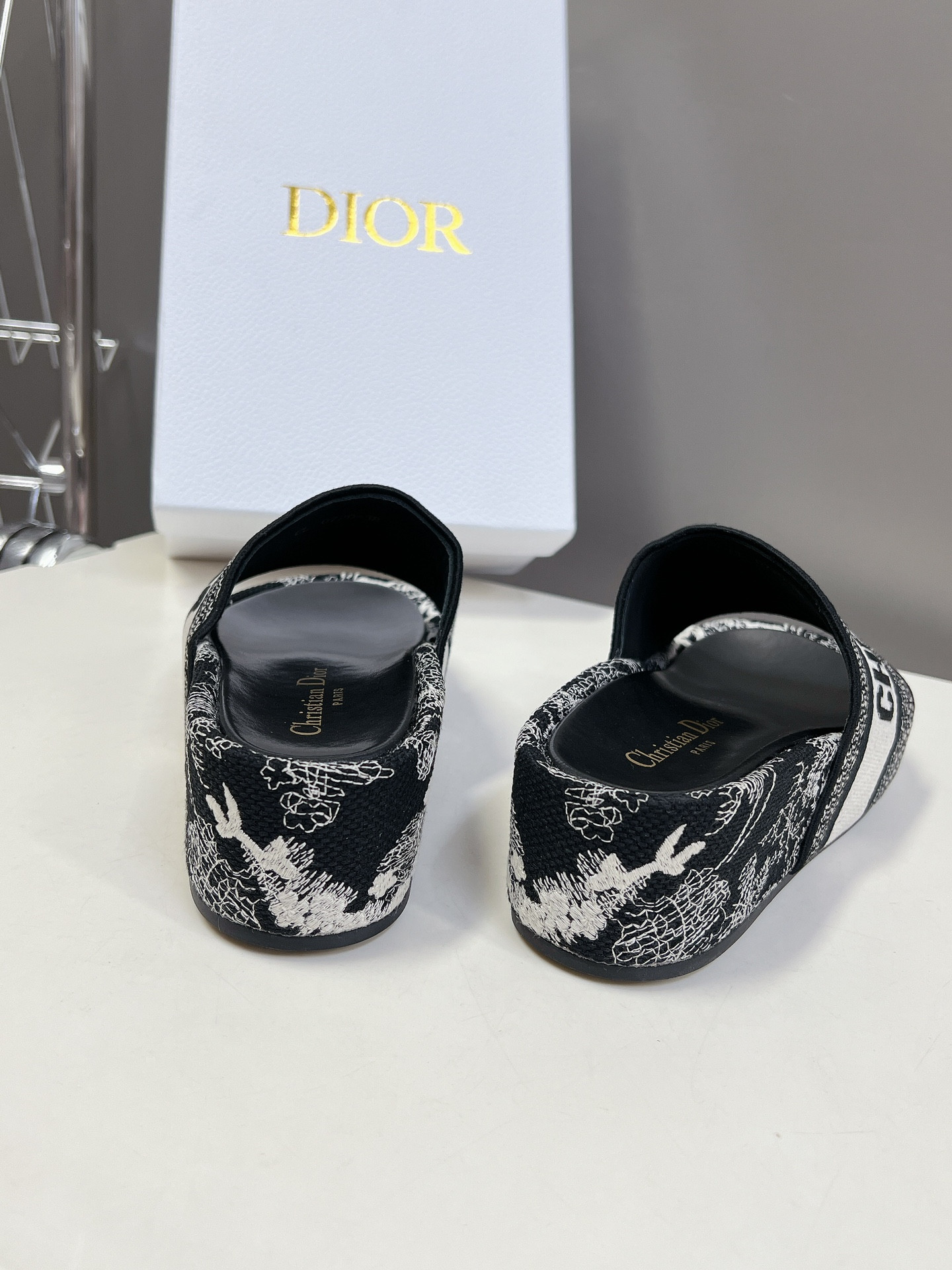 ua D*or platform sandals