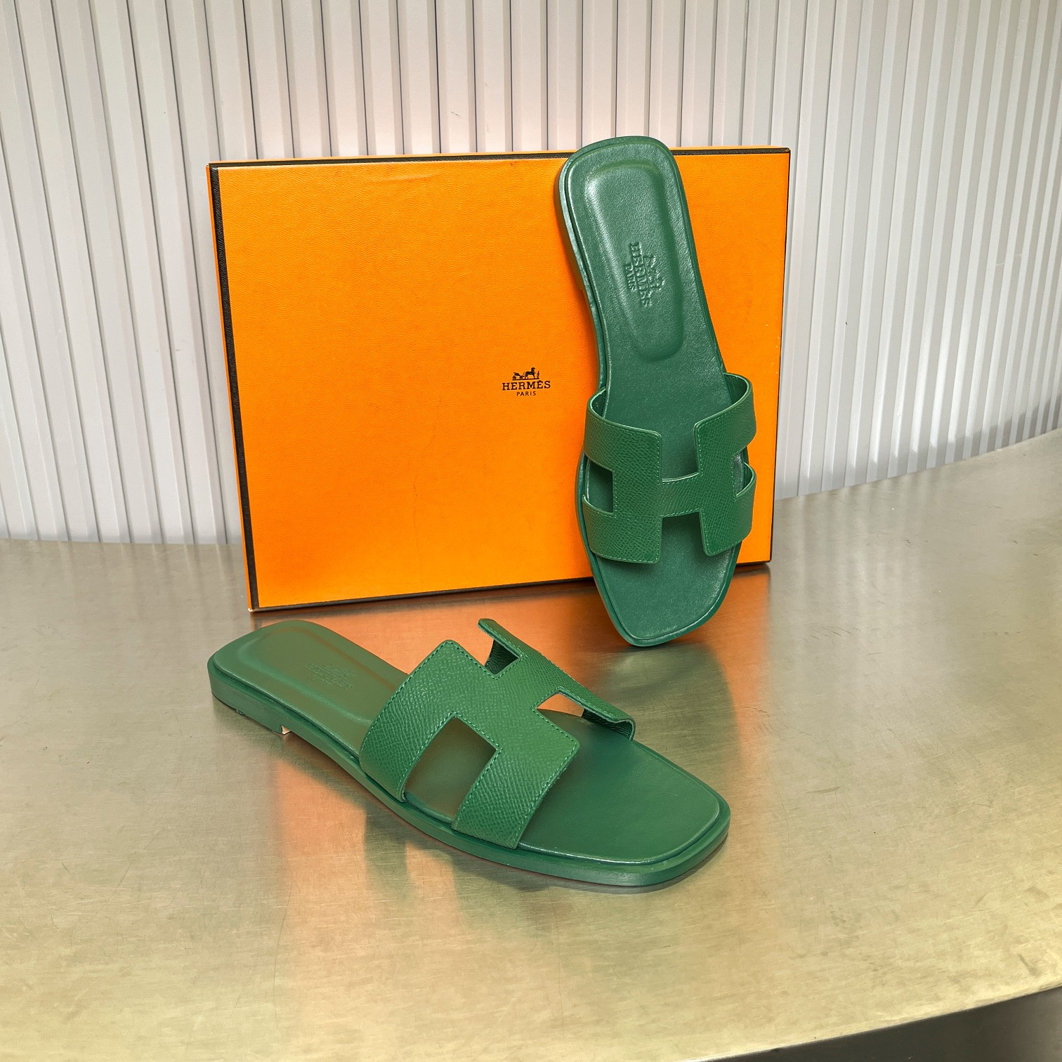 UA Hermès Oran sandal