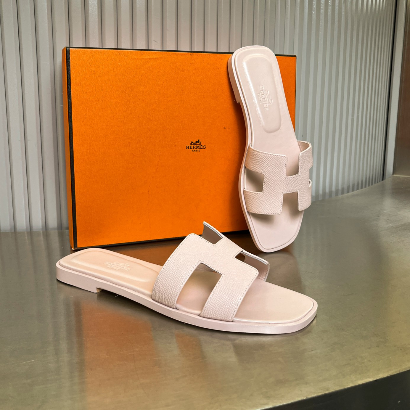 UA Hermès Oran sandal