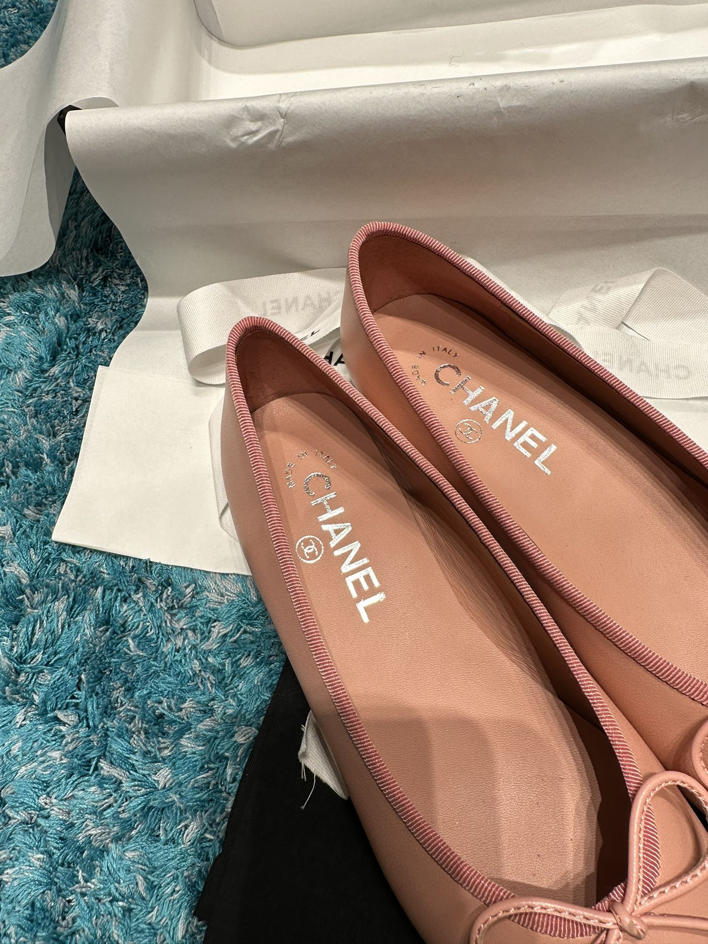 ua Ch*el ballet flats