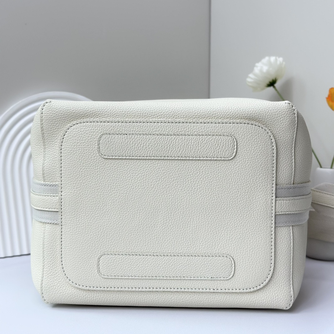 L**o p*ana large bale bag grained calfskin 24 x 20 x 27 cm