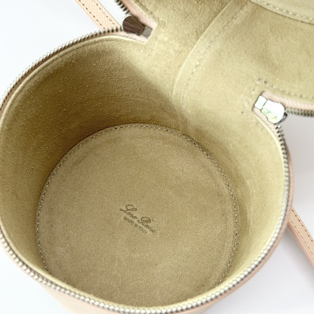 L**o p*ana extra case textured calfskin 12 x16 x12cm