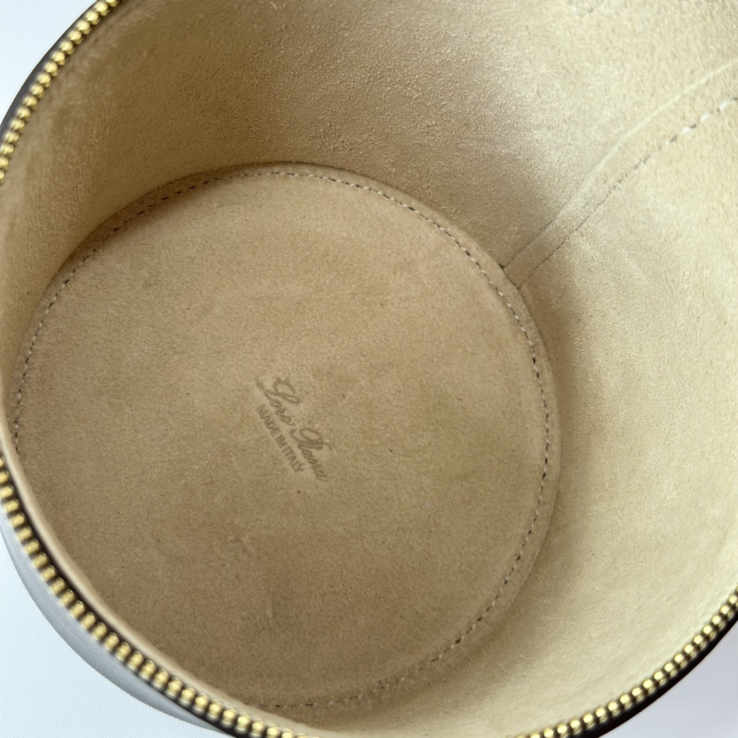 L**o p*ana extra case smooth calfskin 12 x16 x12cm