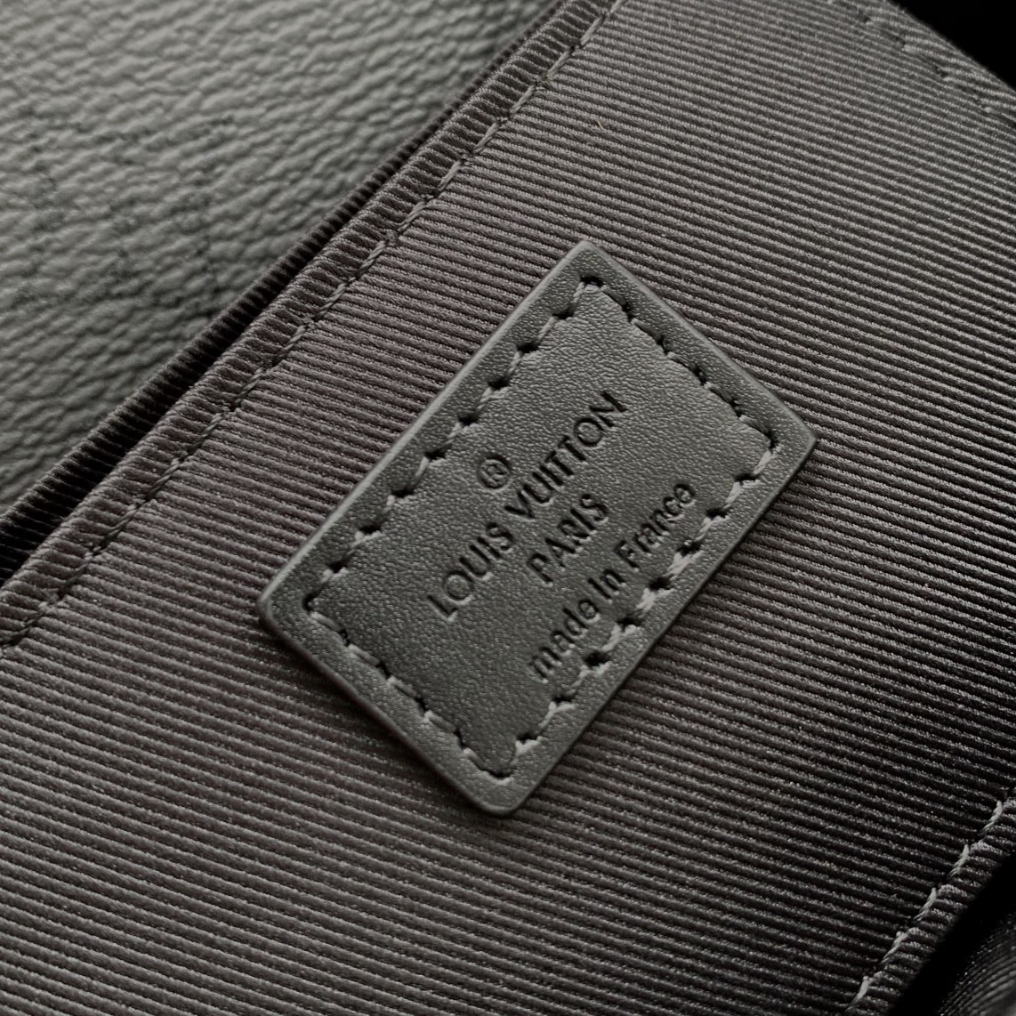 LV Pulse Wearable Wallet M12806 16 x 5 x 22.5 cm