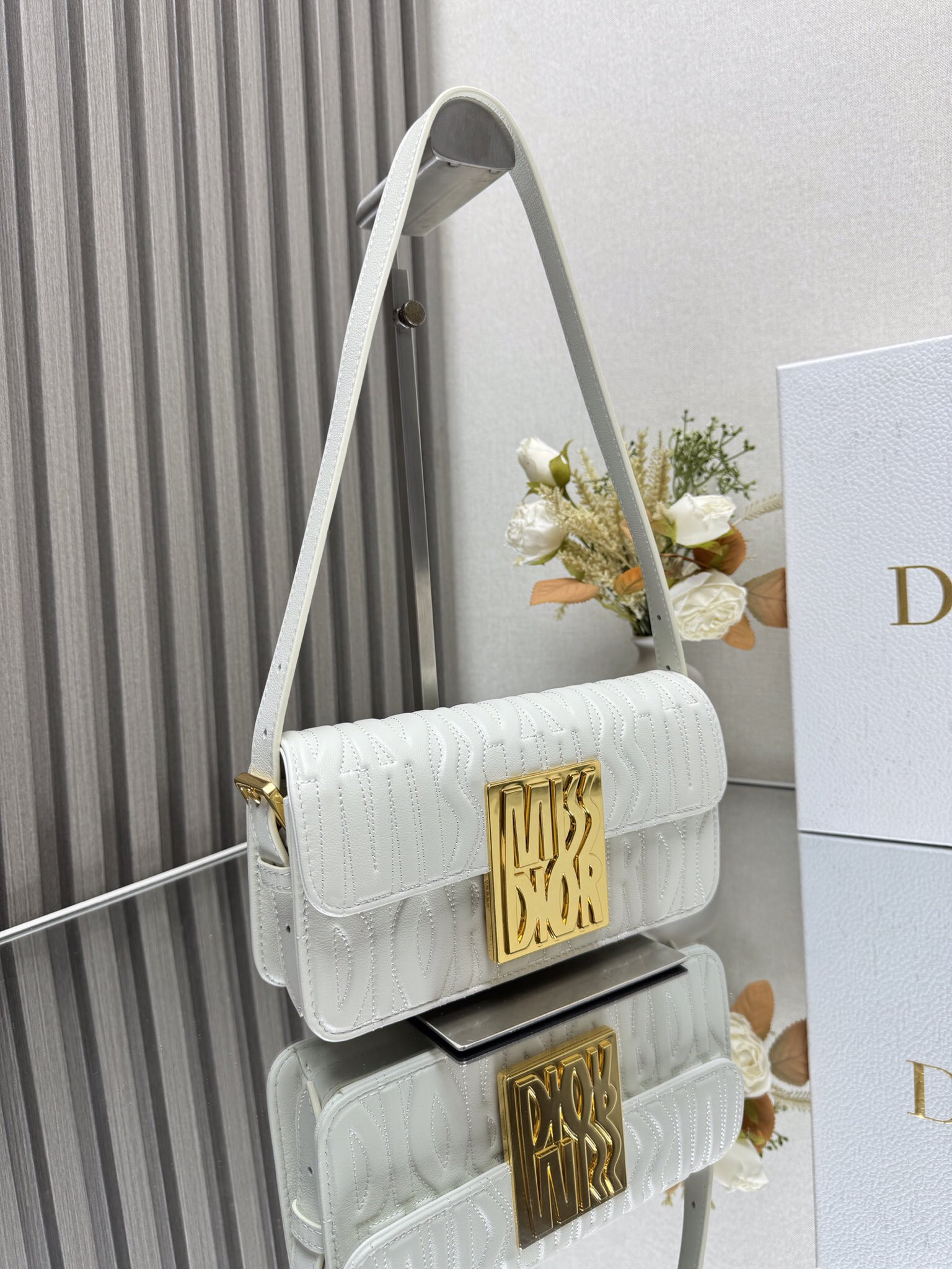 D*or miss D*or flap bag 22 x 11 x 6 cm