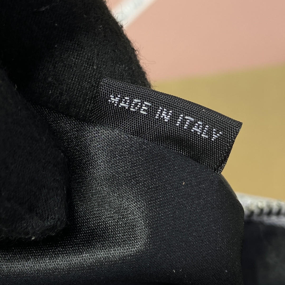 Miu Miu Wander matelassé nappa leather hobo bag 17x20x6cm