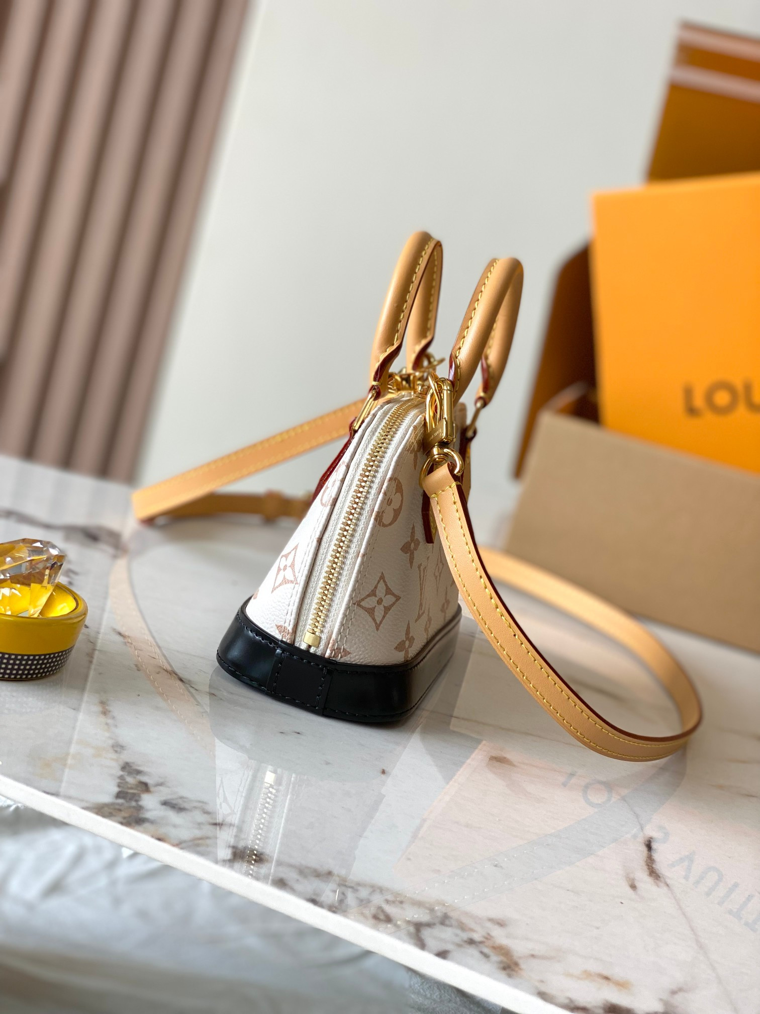 LV Nano Alma M46895 18x12x8cm