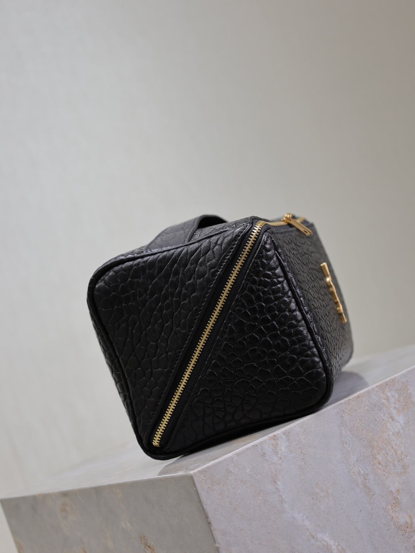 Y*L gaby vanity case in grained leather 21x13x13cm