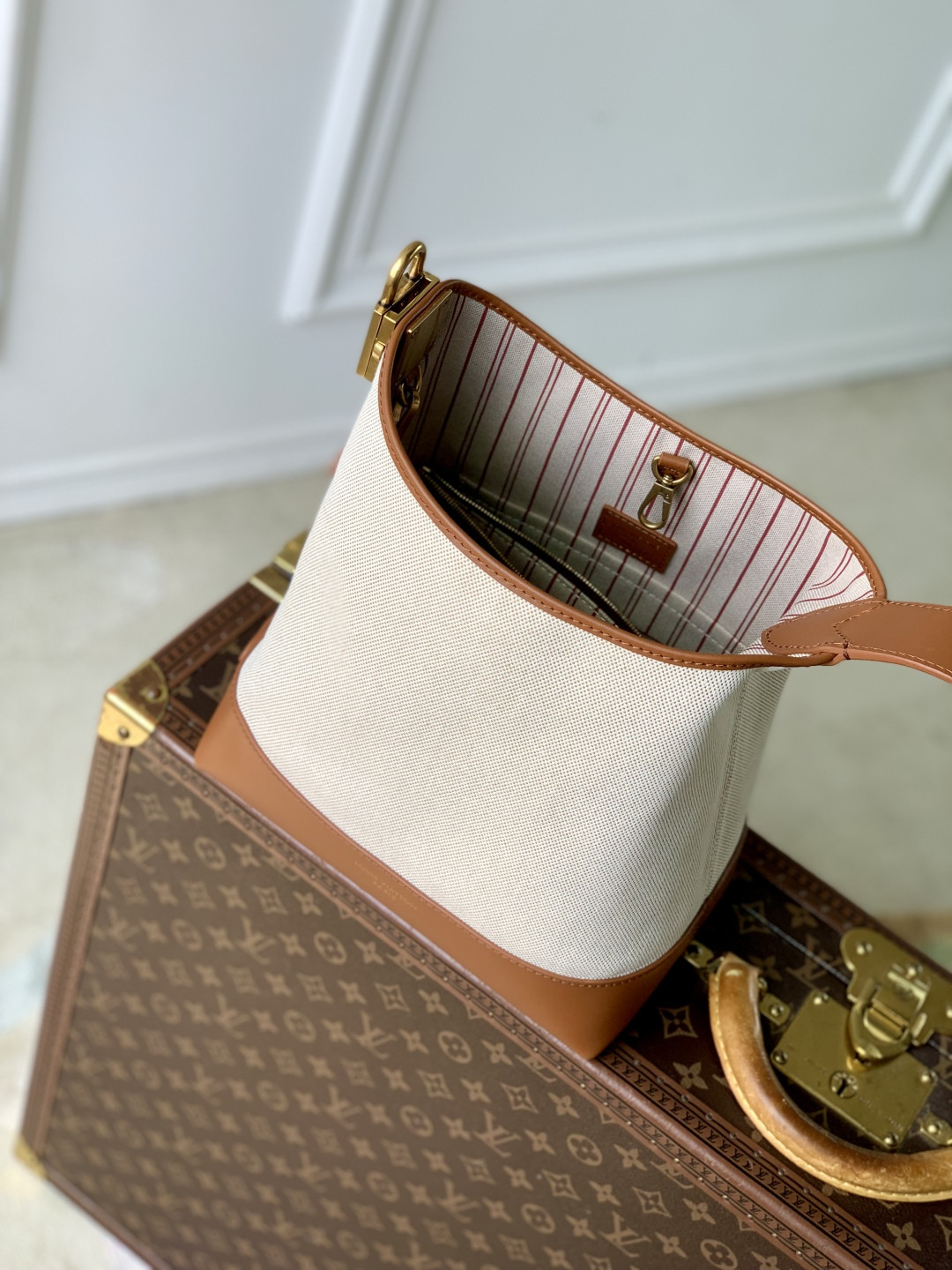 LV Low Key Hobo PM M25468 24x28x16cm