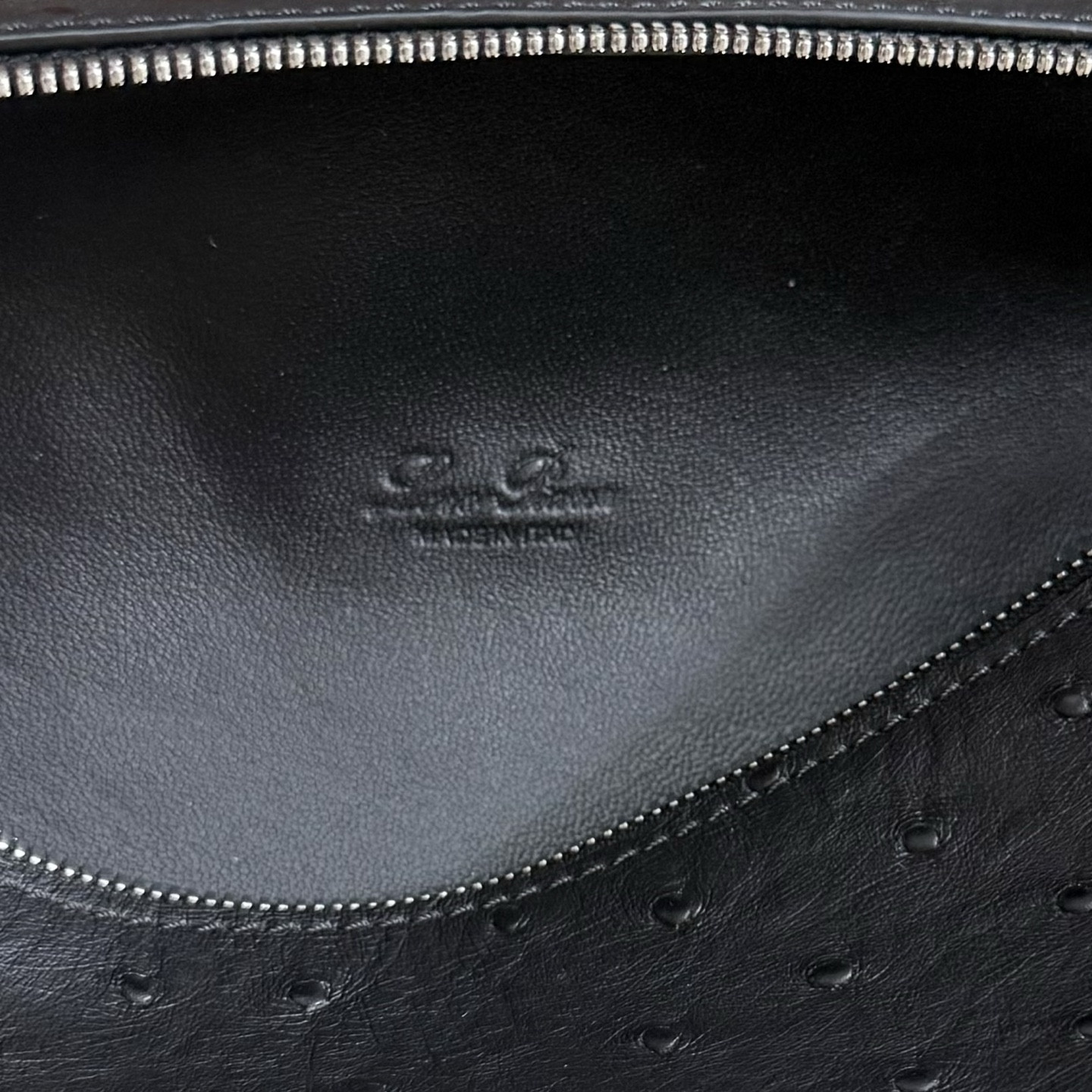 L**o p*ana extra pocket l19 ostrich-grained leather 11 x 19 x 6.5 cm