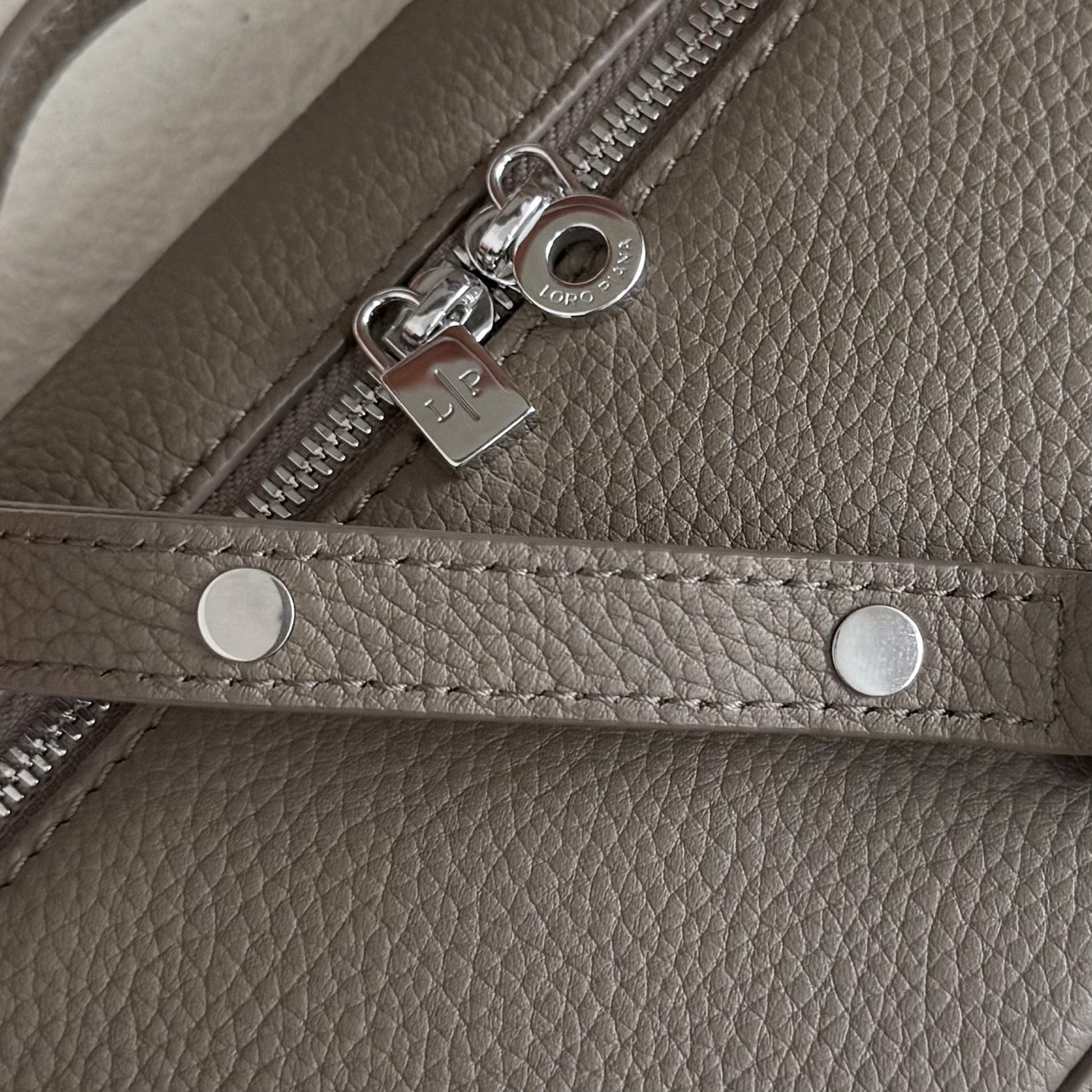 L**o p*ana extra pocket l19 grained calfskin 11 x 19 x 6.5 cm