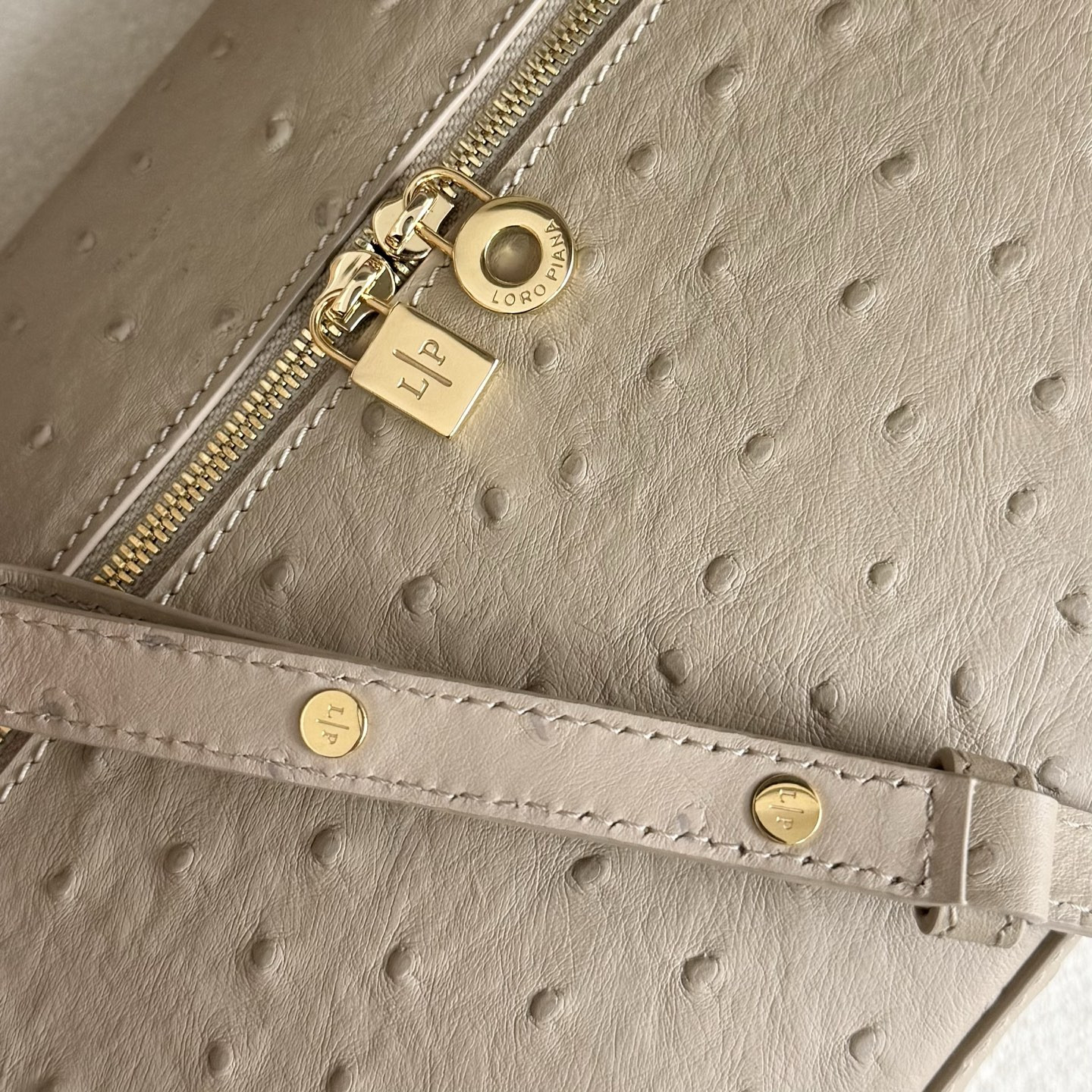 L**o p*ana extra pocket l27 ostrich-grained leather 16x27x10cm