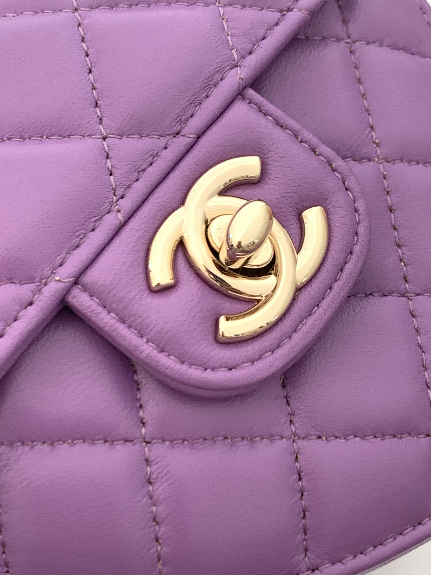 Chanel Mini 22S Heart Clutch With Chain 12x13x5.5cm