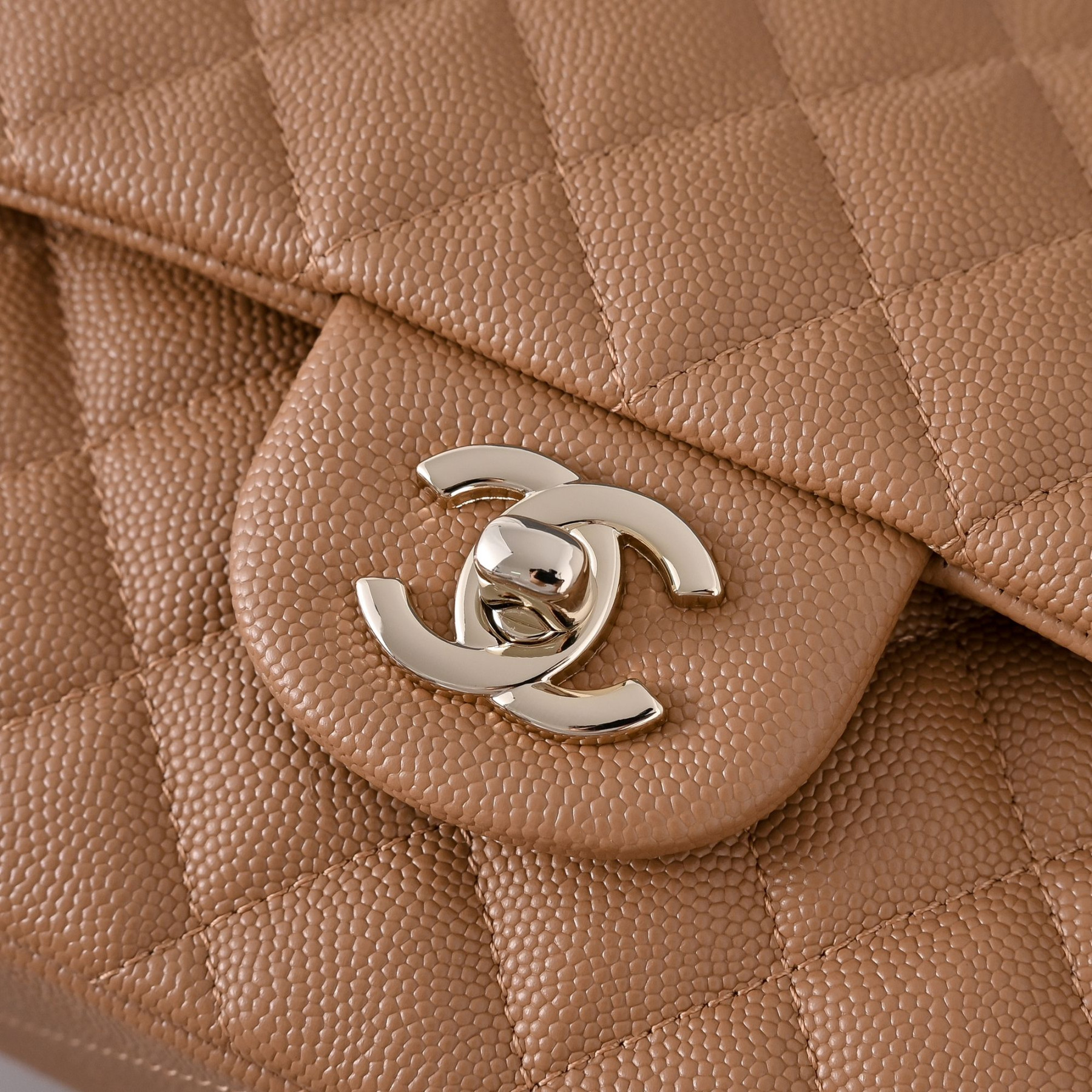 Chanel Classic Flap handbag Caramel with light gold hardware and caviar leather A01113 23x14.5x6cm
