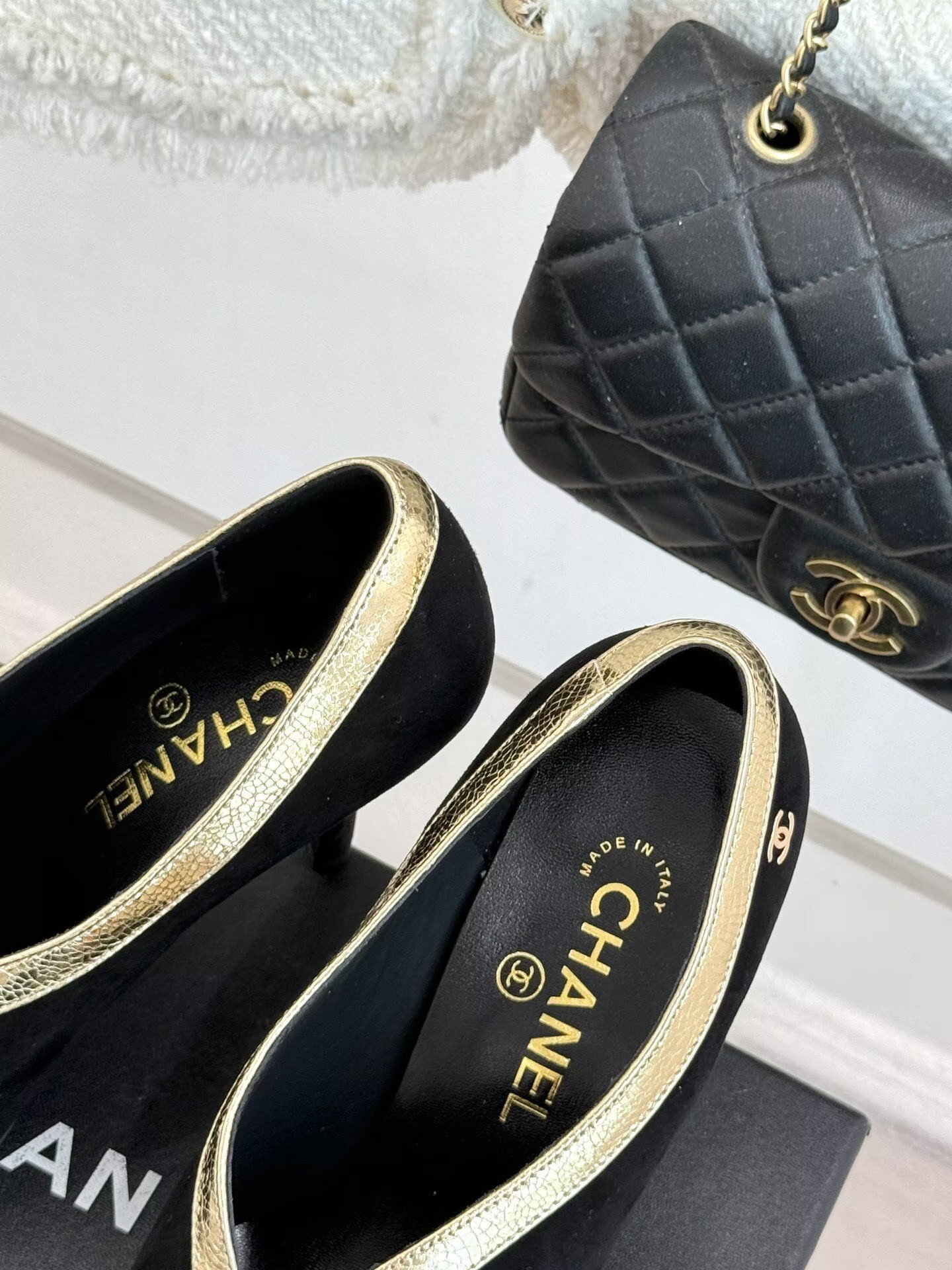 ua Ch**el pumps