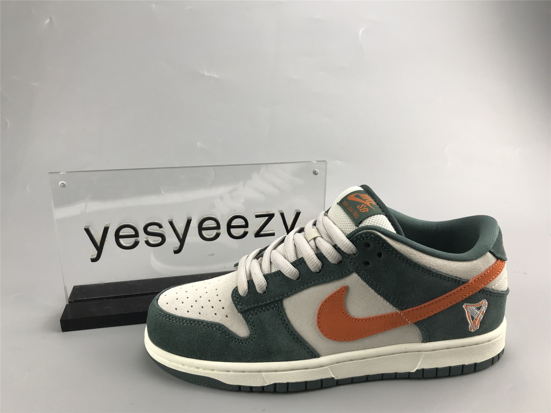 UA NIKE DUNK LOW PRO SB