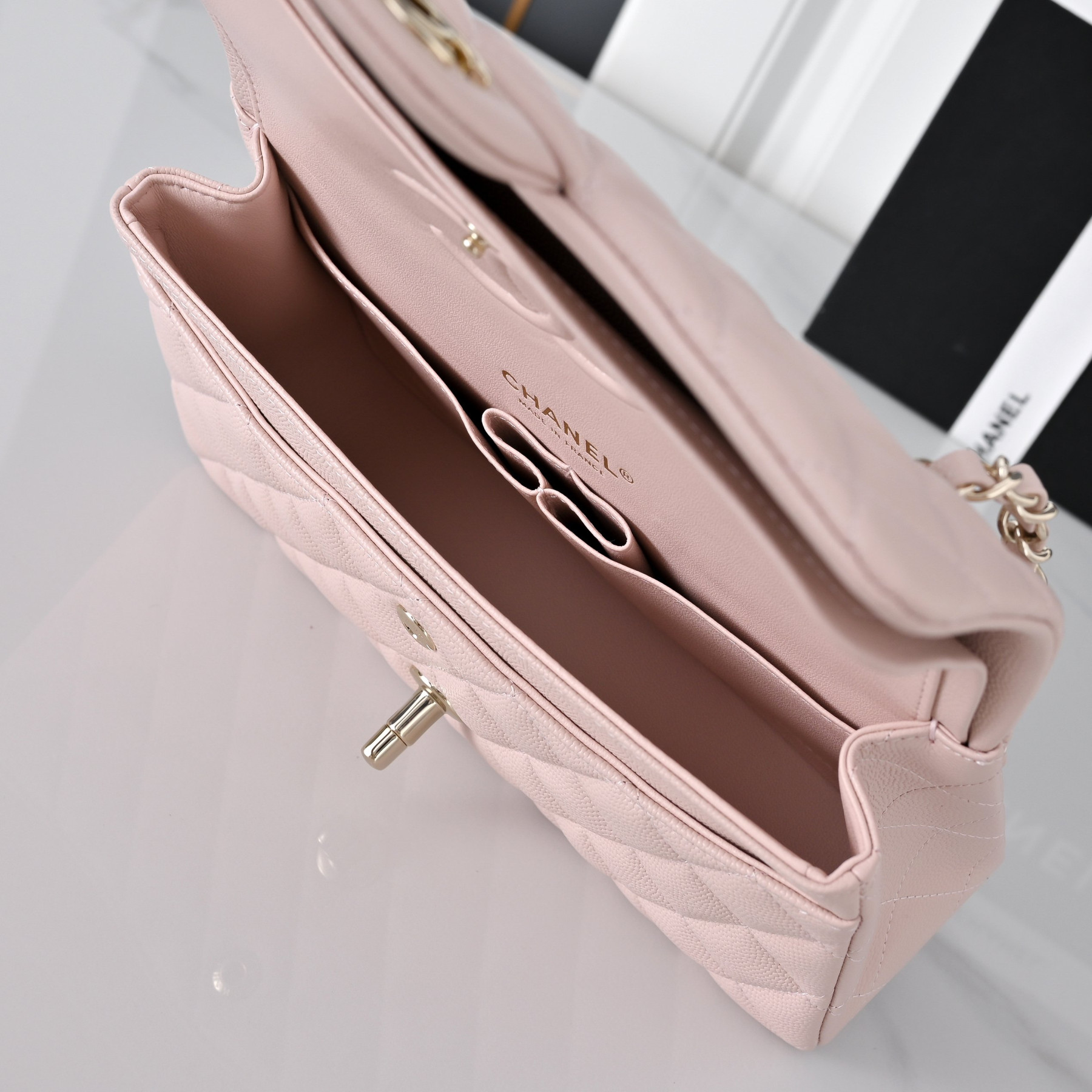 Chanel Classic Flap handbag Light pink with light gold hardware and caviar leather A01113 23x14.5x6cm