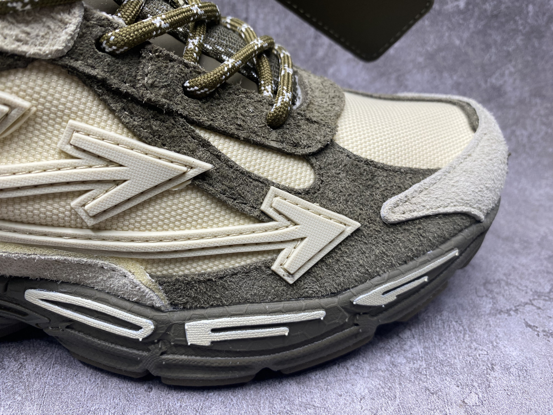 UA Off-White "BE RIGHT BACK"