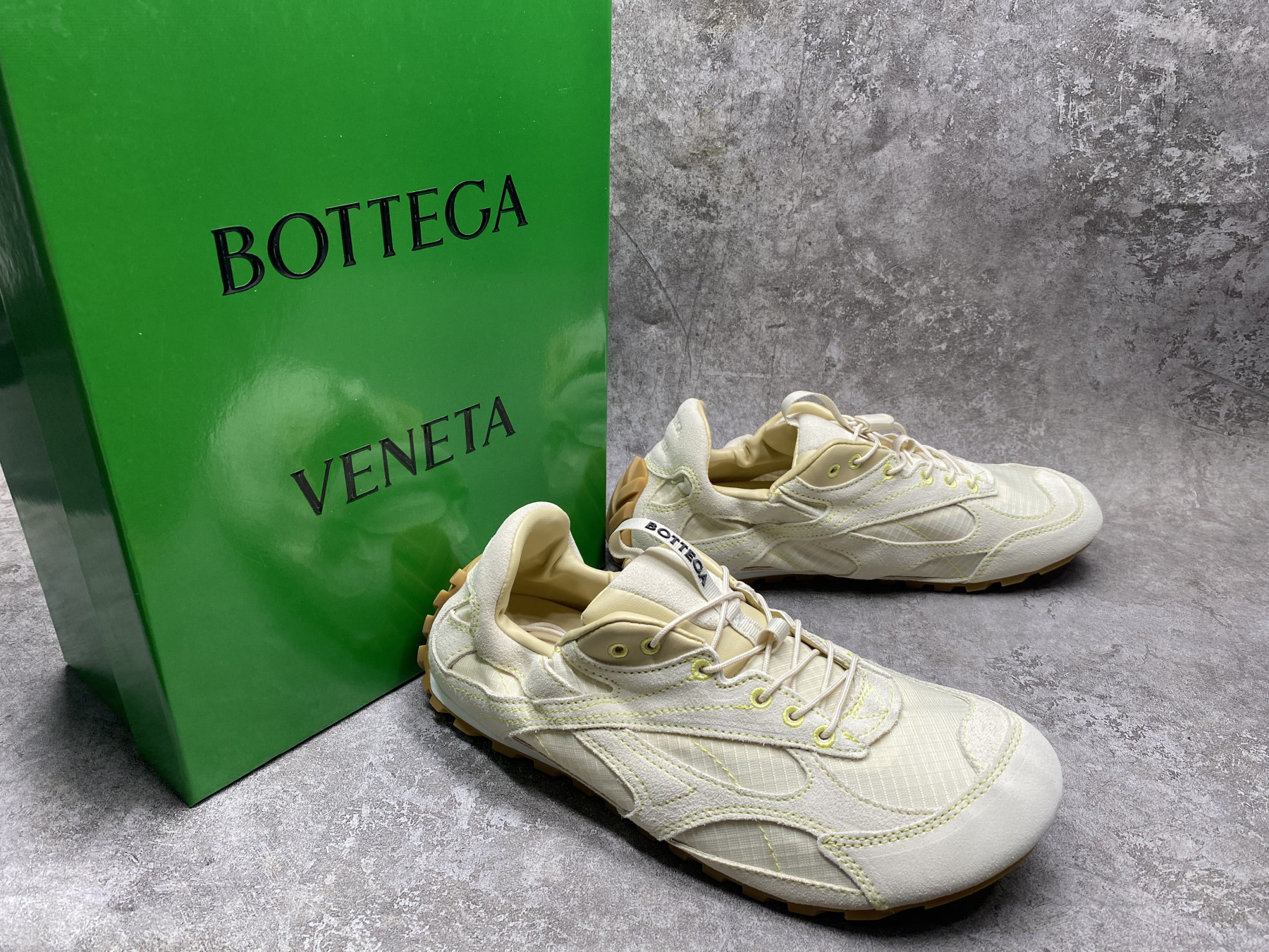 ua b0tt*ga Ven*ta orbit flash sneaker