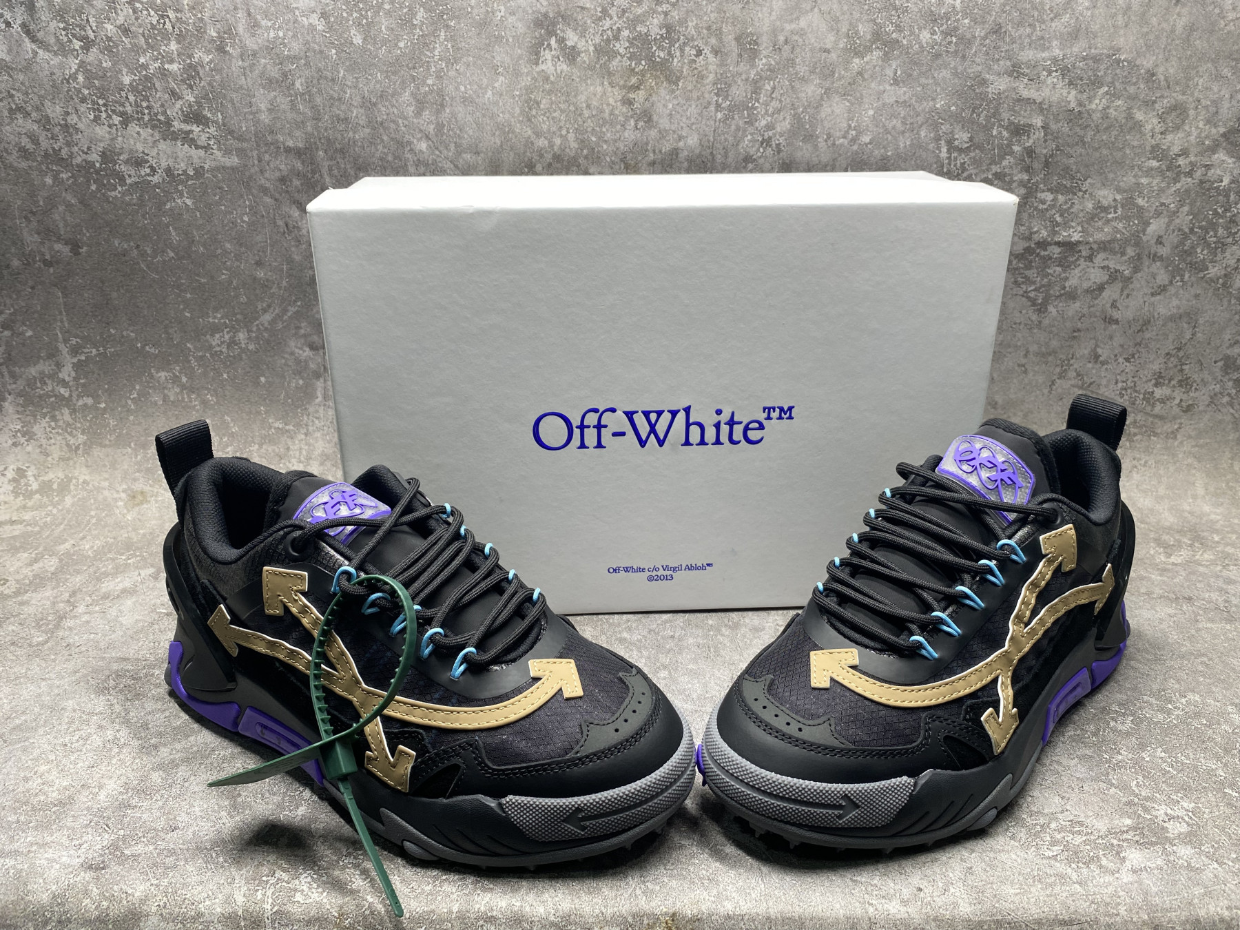 UA Off-White Odsy-2000 Sneaker