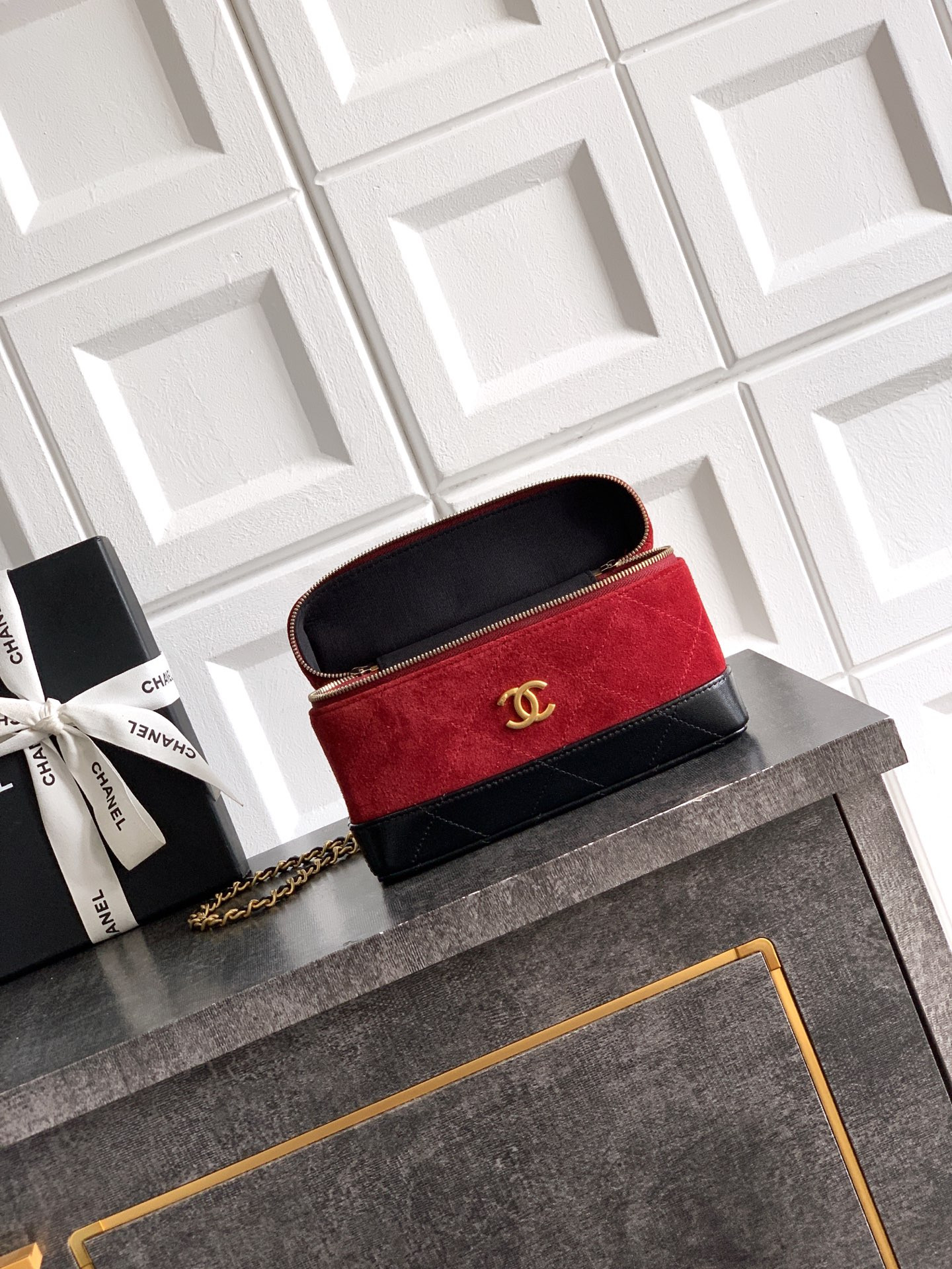 Chanel Vanity with Chain AP5186 17x19.5x5cm