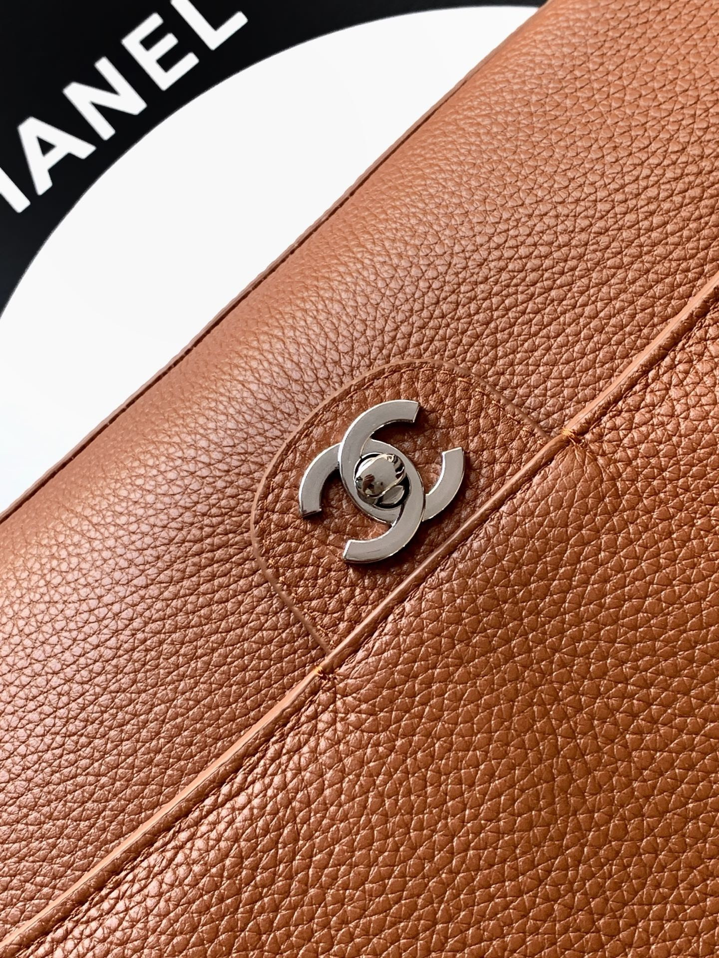 Chanel Maxi Flapbag Gold hardware AS6231 19.5x32x10cm
