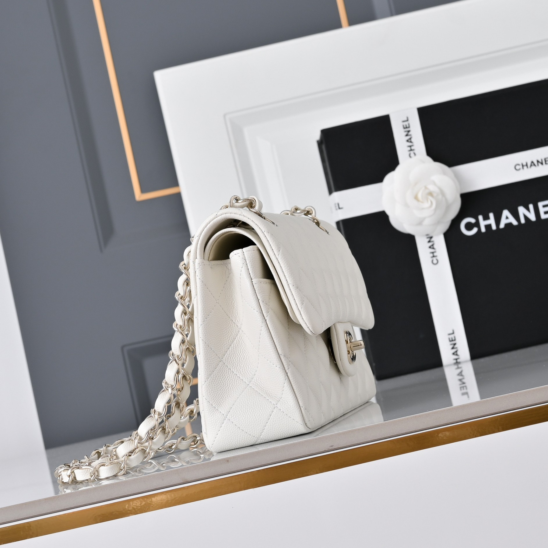 Chanel Classic Flap handbag Off-white with light gold hardware and caviar leather A01113 23x14.5x6cm
