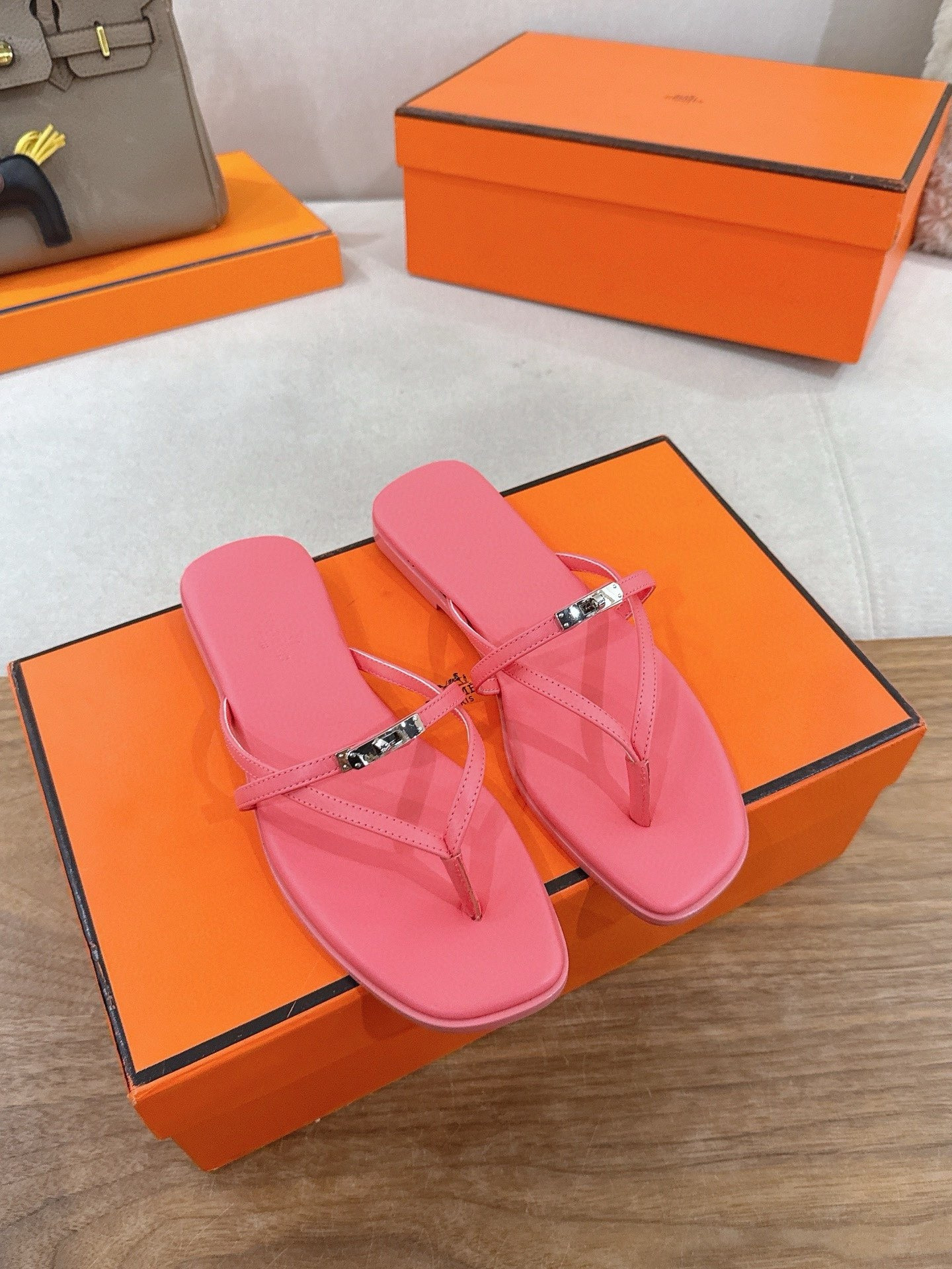 ua H**me5 miss sandals