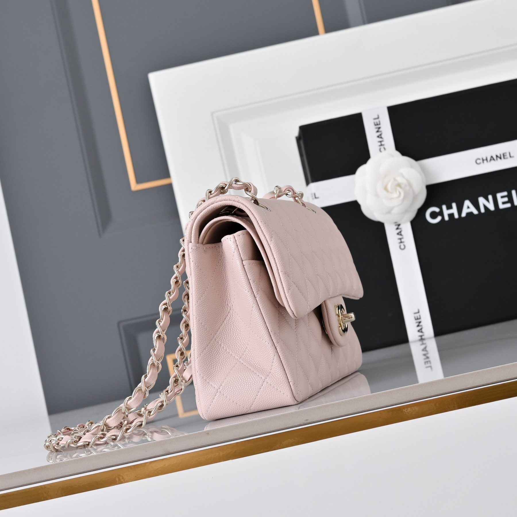Chanel Classic Flap handbag Light pink with light gold hardware and caviar leather A01113 23x14.5x6cm