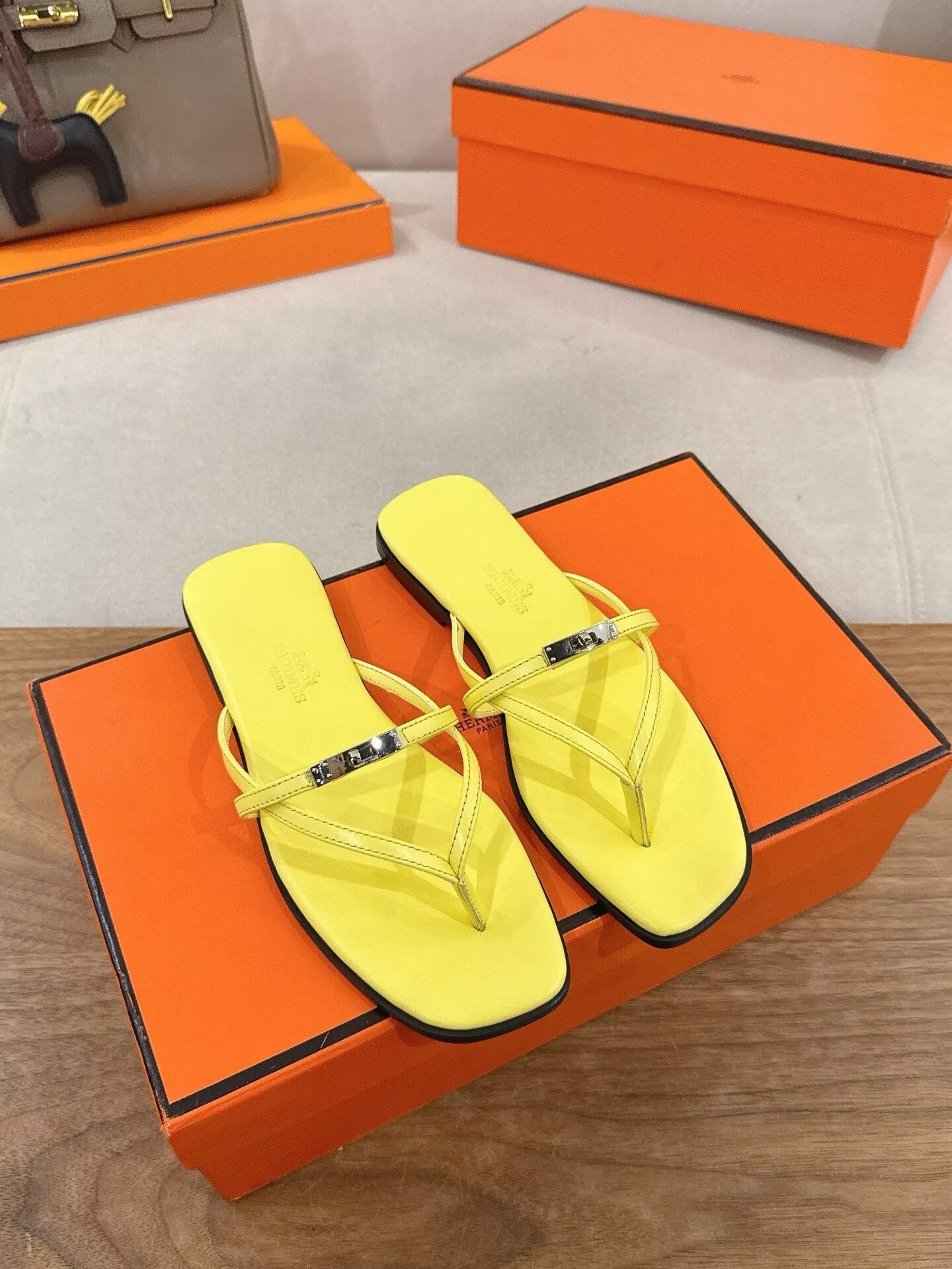 ua H**me5 miss sandals