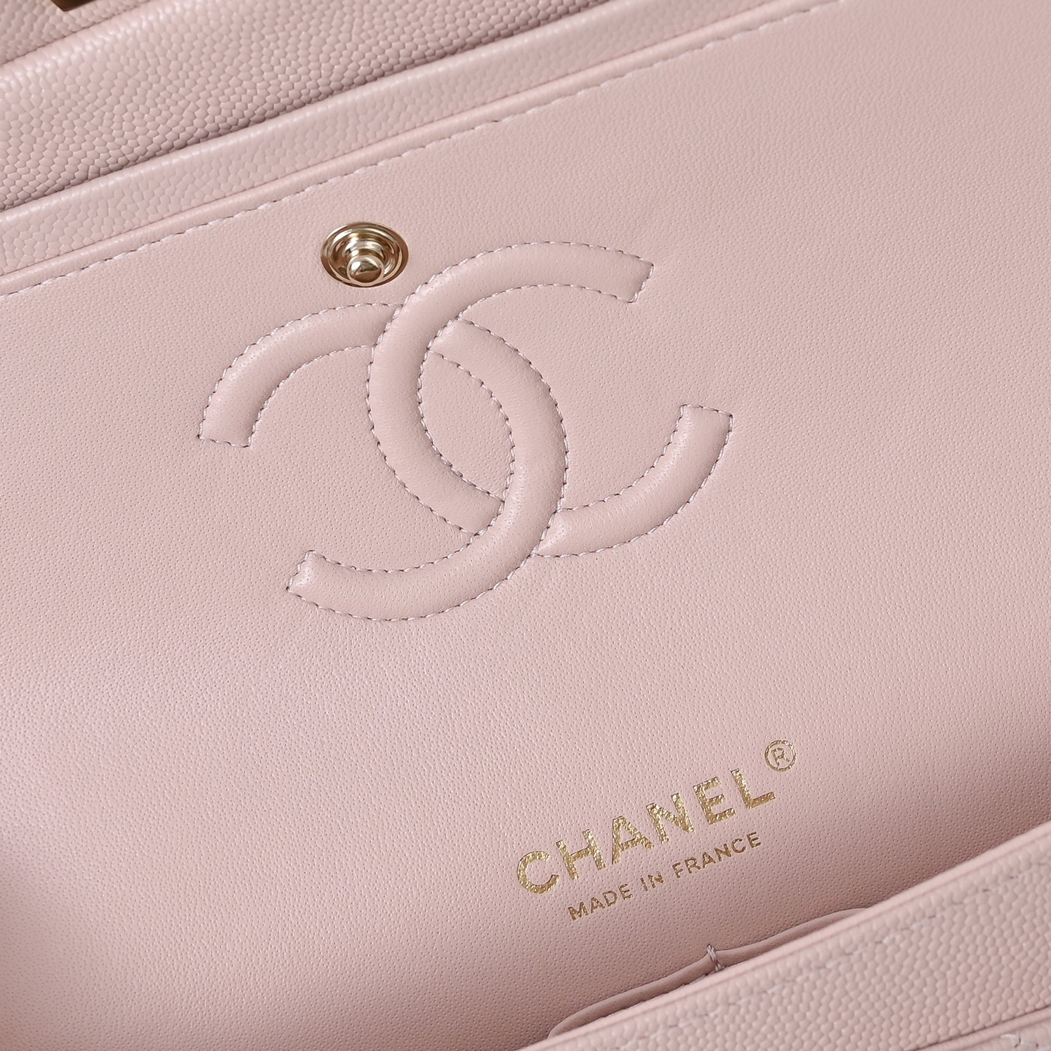 Chanel Classic Flap handbag Light pink with light gold hardware and caviar leather A01113 23x14.5x6cm