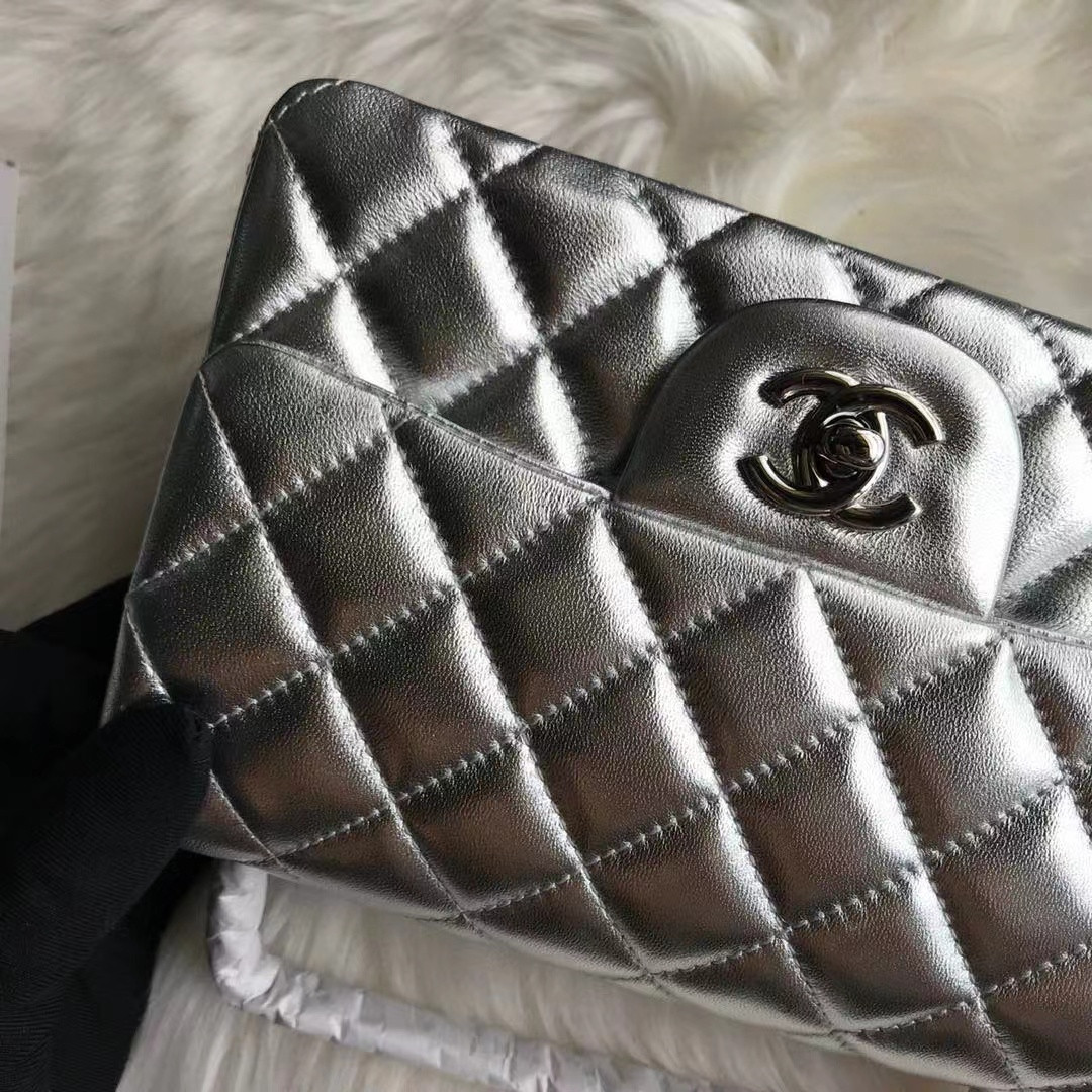 Chanel Flap Bag 20x12x6cm