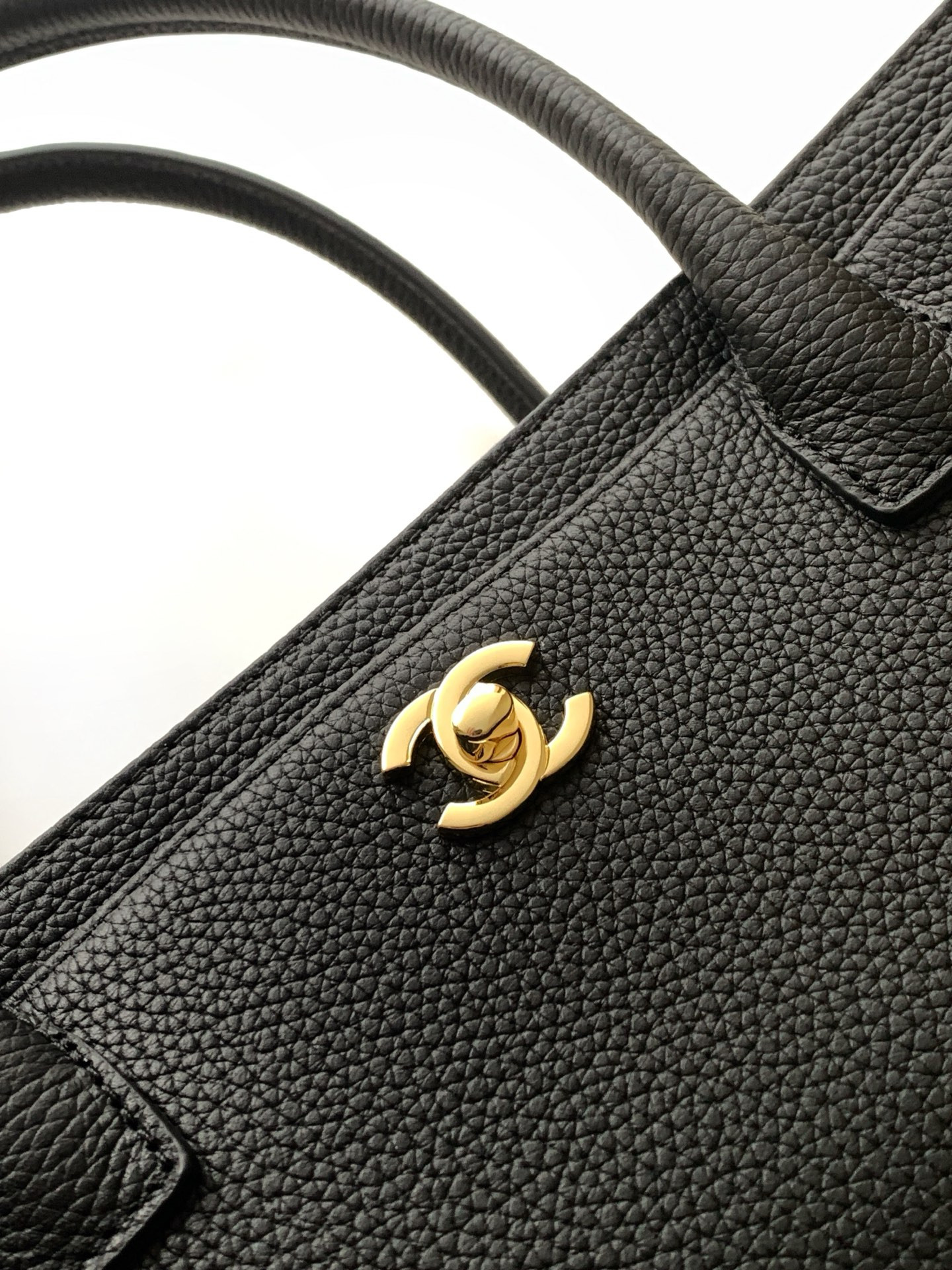 Chanel Executive Cerf Tote 32x17.5x13cm