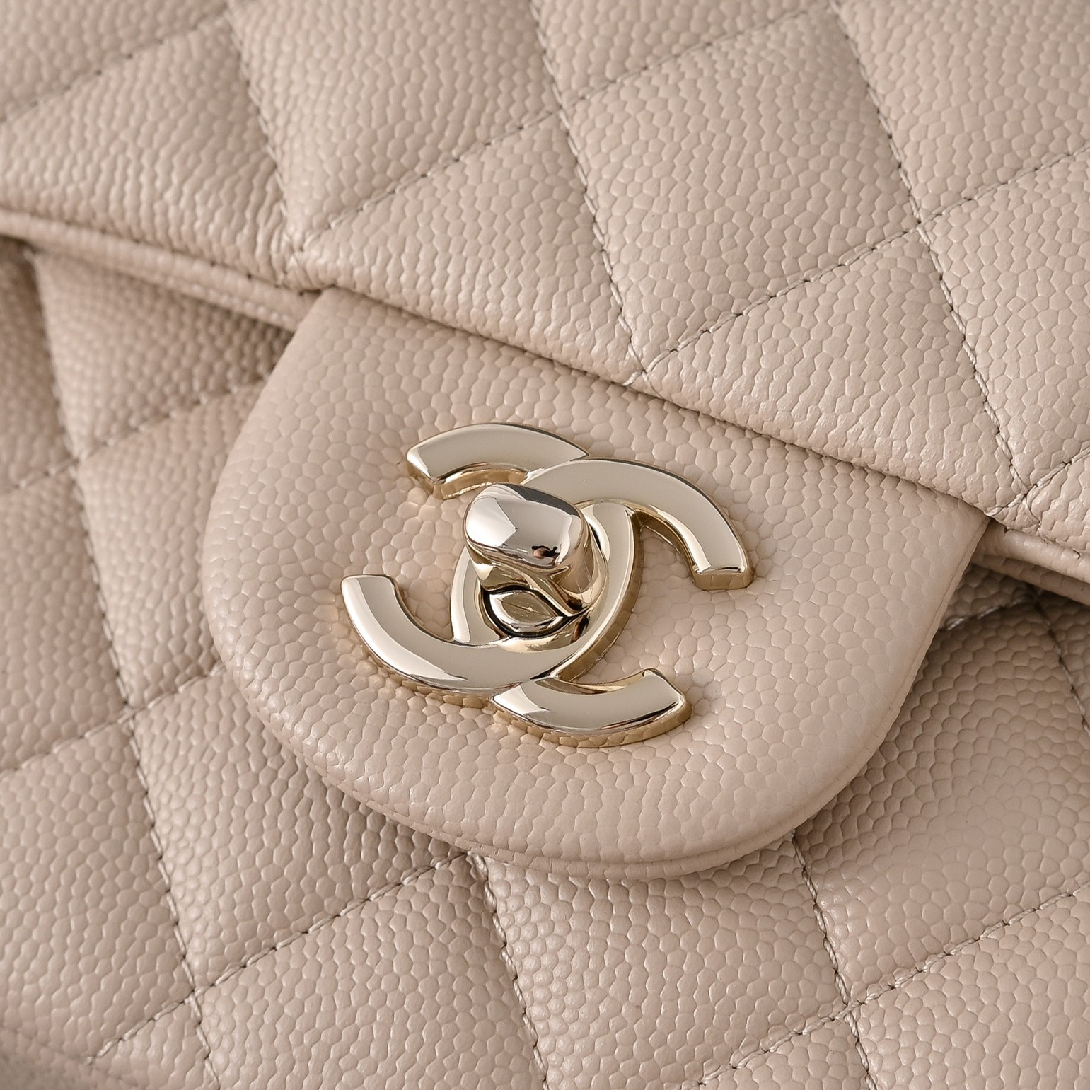 Chanel Classic Flap handbag Milky tea with light gold hardware and caviar leather A01113 23x14.5x6cm